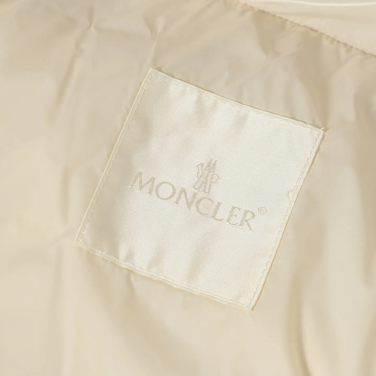 P920 Moncler/Meng Mouth Women's Square Quilted Hooded Short Down Jacket Fabric selection: Selected high-density super laqué nylon fabric, matched with lightweight down filling, and nylon lining design, which ensures excellent thermal performance while showing an avant-garde urban style.  Craftsmanship and details: The short silhouette is paired with innovative super laqué nylon fabric, which presents a unique glossy texture and perfectly blends functionality and fashion. Breakthrough asymmetrical tailoring, with double-button closure system. Three-dimensional geometric quilting technology, creating visual hierarchy through differentiated quilting sizes on the body and sleeves. Detachable and adjustable hood design to meet various dressing needs. Double closure system (zipper + snap button) ensures windproof and warm. Multifunctional storage space: zipper security pocket + snap-button chest pocket. Drawstring hem design, the tightness can be adjusted freely. 90 national standard high-quality white duck down: Selected high-loft down, weighing 210g, light and warm, with excellent temperature locking performance and good resilience.  Accessories: Customized armband Customized snap button Customized zipper puller Color: black/beige/green SIZE: 1/2/3/4