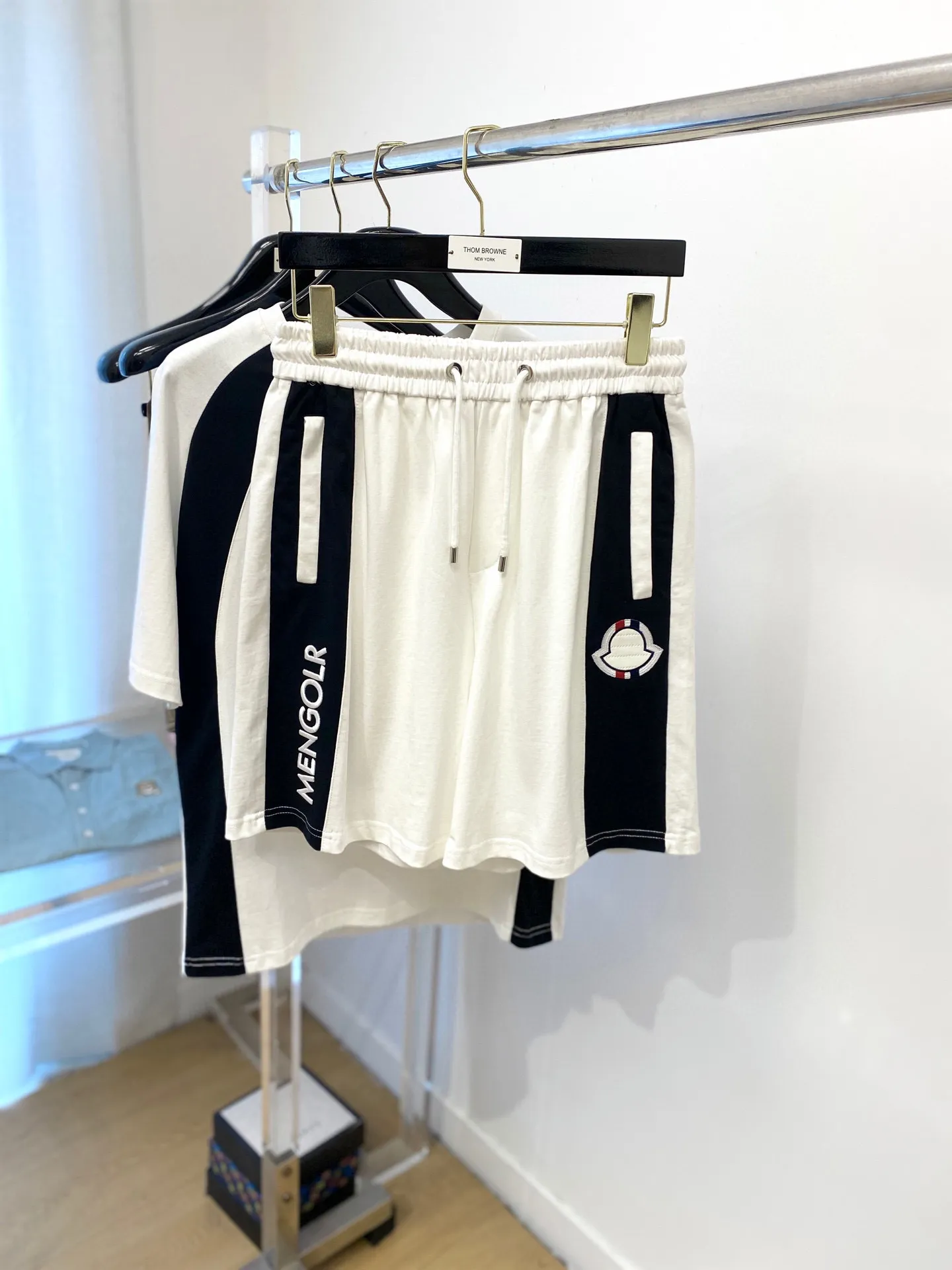 P570 Brand [MONCLER Mouth Covered] 2025 round neck short-sleeved shorts suit. The upper body of pure cotton fabric will not be stuffy. The smooth and comfortable skin-friendly effect is more breathable. The fabric has its own texture. Classic logo technology. A new interpretation from a unique angle. Fashionable and versatile choice! Size: M-3XL (maximum wear: 190 pounds)