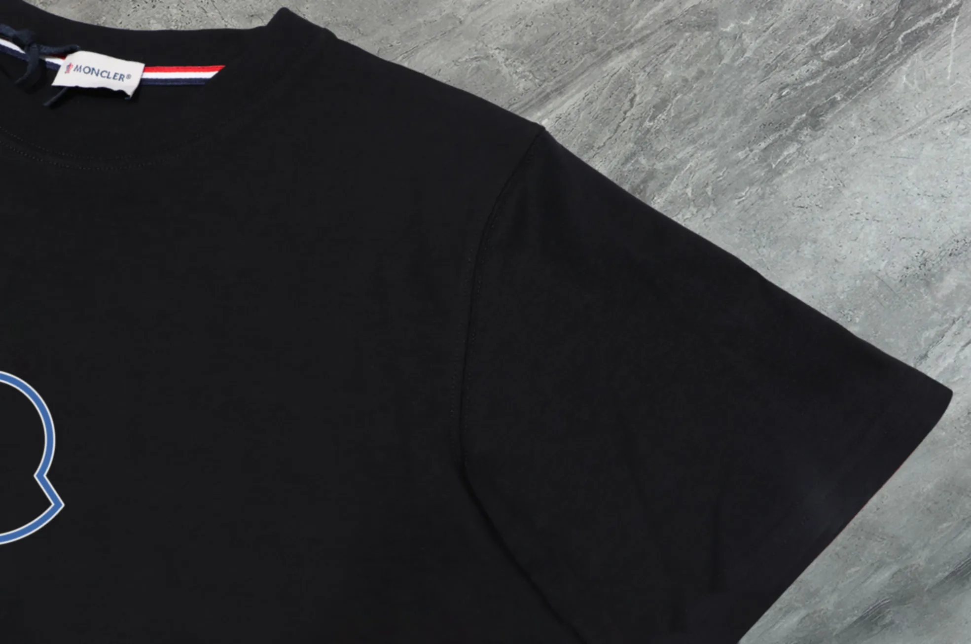P140 💰Upgraded version "Mobile phone smart sensor ~ NFC chip armband ~ direct access to the official website for anti-counterfeiting" "Moncler ~ Mouth Mouth" 2025 new high-quality round neck short-sleeved T-shirt. The cuffs have imported embroidered labels. Customized dyeing, very comfortable to touch. Super versatile and good-looking short-sleeved. Complete with three labels. Non-market ordinary version. Feel free to compare. Quality is absolutely guaranteed! ‼ First of all, this original fabric is all custom-woven with 32-count double yarn fabric, 250G, and the weight is the same‼ Fine workmanship, double waistcoat method, double waistcoat method, double waistcoat method makes the whole dress more three-dimensional, which is not a craft that ordinary T-shirts can achieve🤪 Size: S-M-L-XL-2XL Color: black, white, apricot, same style for men and women