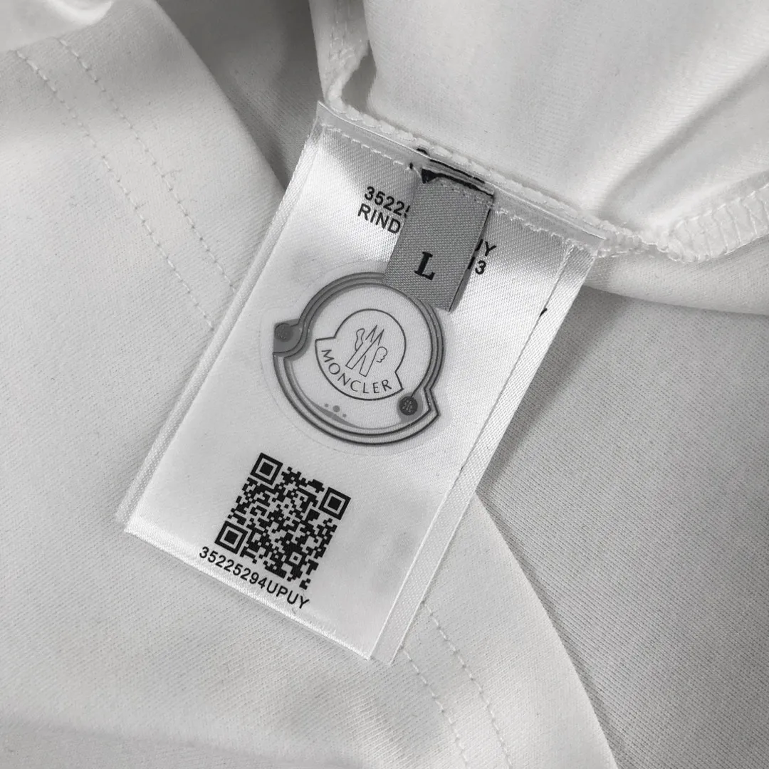 P180, a non-off-the-shelf model, you can trust it. Moncler printed long-sleeved T-shirt, 240g breathable cotton fabric, very soft and comfortable texture, does not shrink, does not deform, does not ball), can be worn alone as a base layer. Original customized accessories, collar label, care mark, hangtag, packaging (perfect details) Color: White Black Size: XS S M L