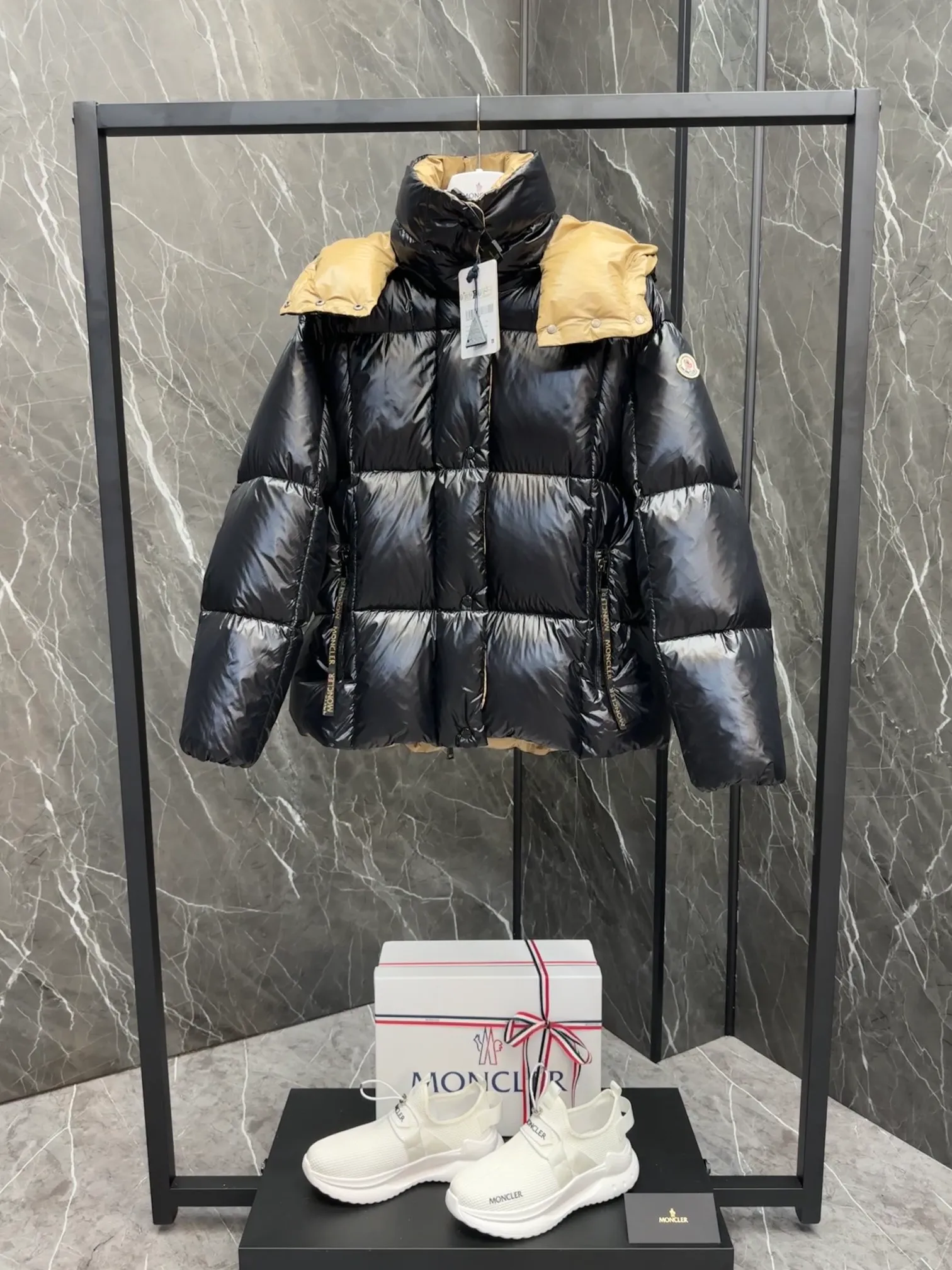 P720 Premium Down ⬆️ The Moncler Parana down jacket stands out with its shiny patented nylon fabric, featuring contrasting interior and exterior tones. The short design, the hood is detachable when the weather warms up, and the large drawstring draw inspiration from trendy brand logo fashion, embellished with Moncler letters.  •Made of patented nylon •Patented nylon lining •95 EU goose down filling •Removable hood •Contrast color lining •Zip and snap fastening •Zip pockets •Felt logo Size:0-3 Women's D9880046730