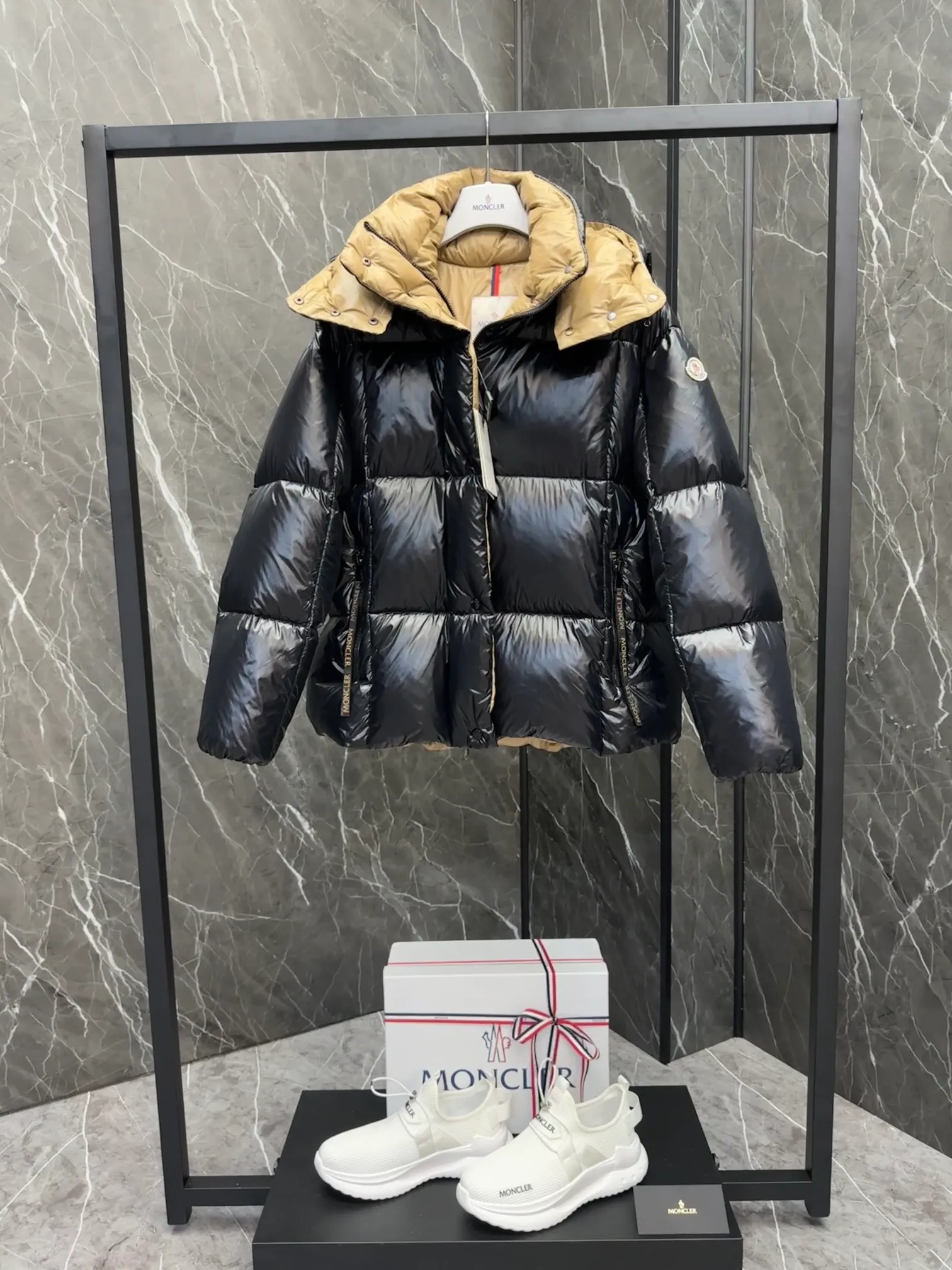 P720 Premium Down ⬆️ The Moncler Parana down jacket stands out with its shiny patented nylon fabric, featuring contrasting interior and exterior tones. The short design, the hood is detachable when the weather warms up, and the large drawstring draw inspiration from trendy brand logo fashion, embellished with Moncler letters.  •Made of patented nylon •Patented nylon lining •95 EU goose down filling •Removable hood •Contrast color lining •Zip and snap fastening •Zip pockets •Felt logo Size:0-3 Women's D9880046730