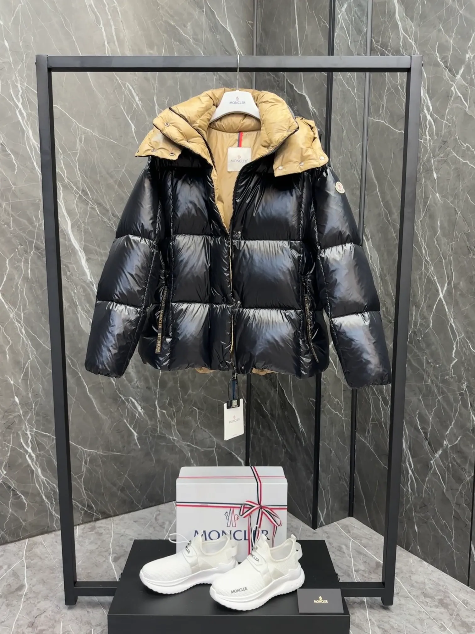 P720 Premium Down ⬆️ The Moncler Parana down jacket stands out with its shiny patented nylon fabric, featuring contrasting interior and exterior tones. The short design, the hood is detachable when the weather warms up, and the large drawstring draw inspiration from trendy brand logo fashion, embellished with Moncler letters.  •Made of patented nylon •Patented nylon lining •95 EU goose down filling •Removable hood •Contrast color lining •Zip and snap fastening •Zip pockets •Felt logo Size:0-3 Women's D9880046730