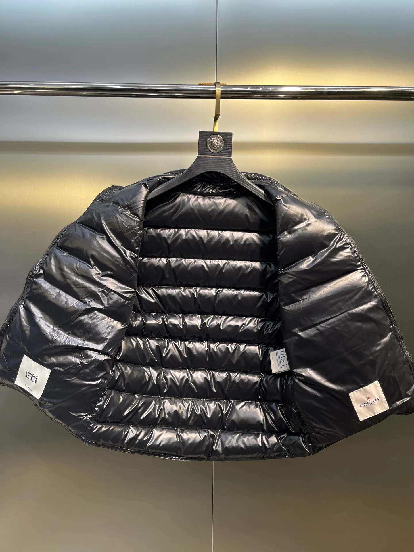 P600 moncler 🌟Classic and lightweight vest. Upgraded new down vest. This vest is made of the iconic imported gallbladder-free and velvet-proof nylon. The classic small seams make it stand out and provide excellent protection and warmth. The two-way zipper fly is equipped with a Moner logo-shaped puller. All the details and workmanship can instantly beat all the products on the market! What a sense of detail! ! Fried chicken stick with upper body effect!  Size: 123456