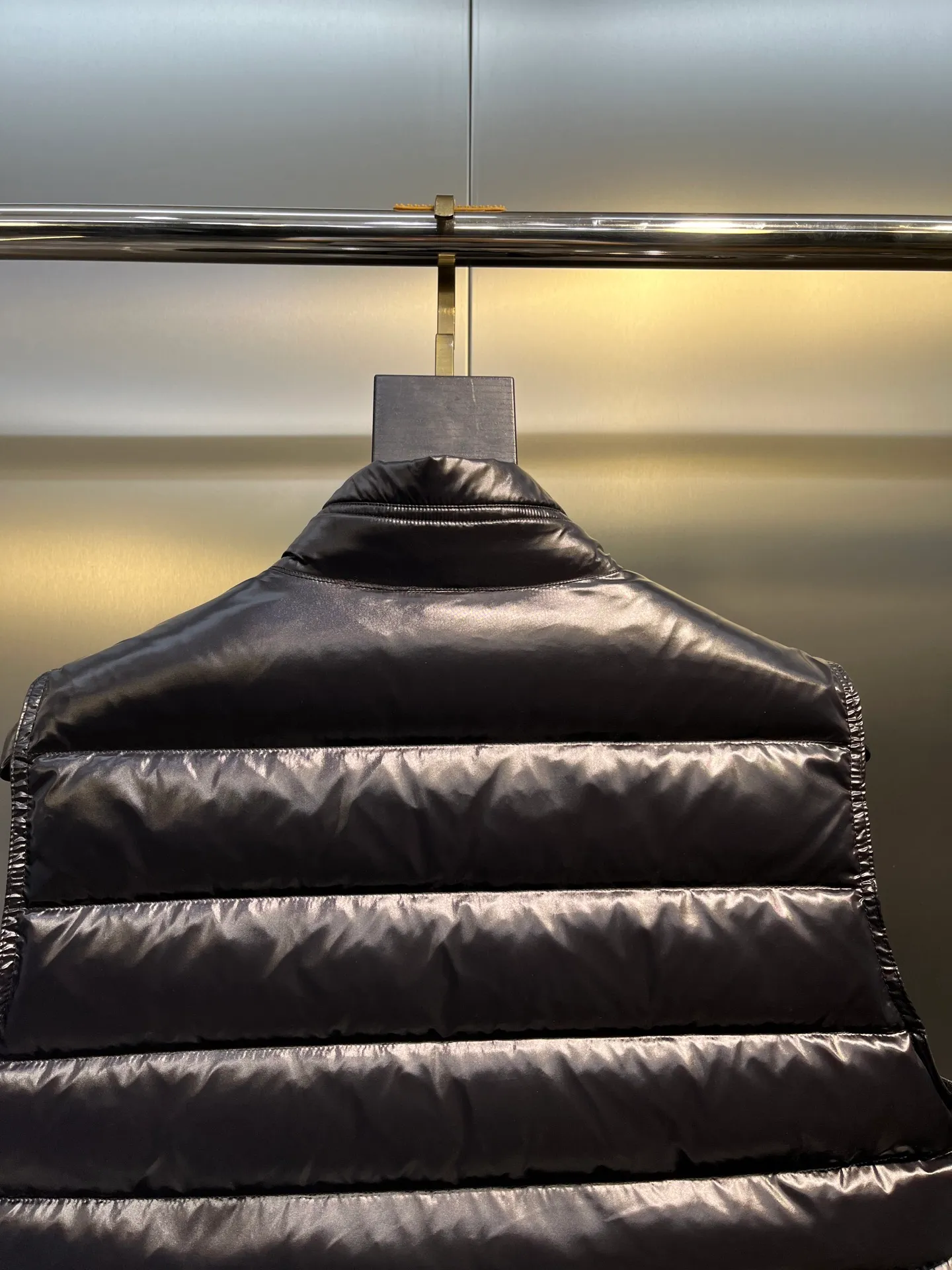 P600 moncler 🌟Classic and lightweight vest. Upgraded new down vest. This vest is made of the iconic imported gallbladder-free and velvet-proof nylon. The classic small seams make it stand out and provide excellent protection and warmth. The two-way zipper fly is equipped with a Moner logo-shaped puller. All the details and workmanship can instantly beat all the products on the market! What a sense of detail! ! Fried chicken stick with upper body effect!  Size: 123456