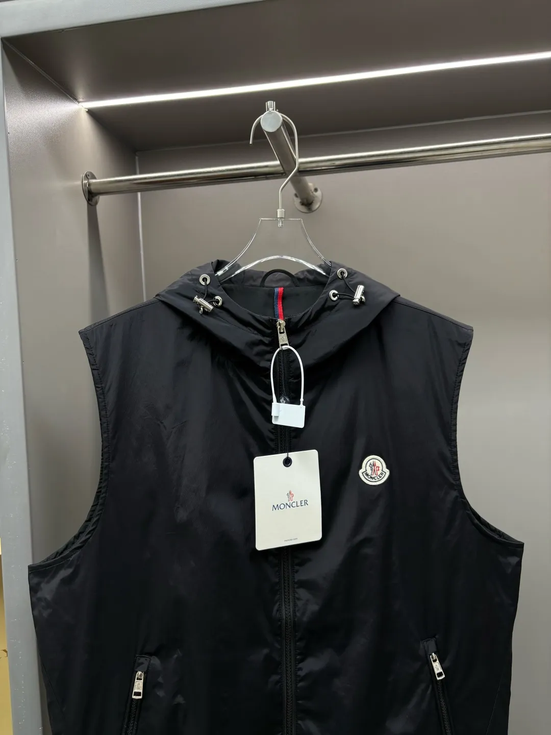 P490 Moncler Mouth New Letter Thin Cotton Vest Original Fabric Original Accessories Official Same Model Used Imported Polyester Fabric, Customized Same-tank Dyed Fabric Very Comfortable and Smooth to the Hand Very Wide and Stylish It Will Not Deform After Long-term Wear Produced by a First-line Brand Factory The Label Is Full and Textured The Latest Autumn and Winter Style Fashionable and Personalized Super Versatile and Good-looking One Very Suitable for Men and Women A Must-Have Style Color: Black Sapphire Blue Size: L-4XL