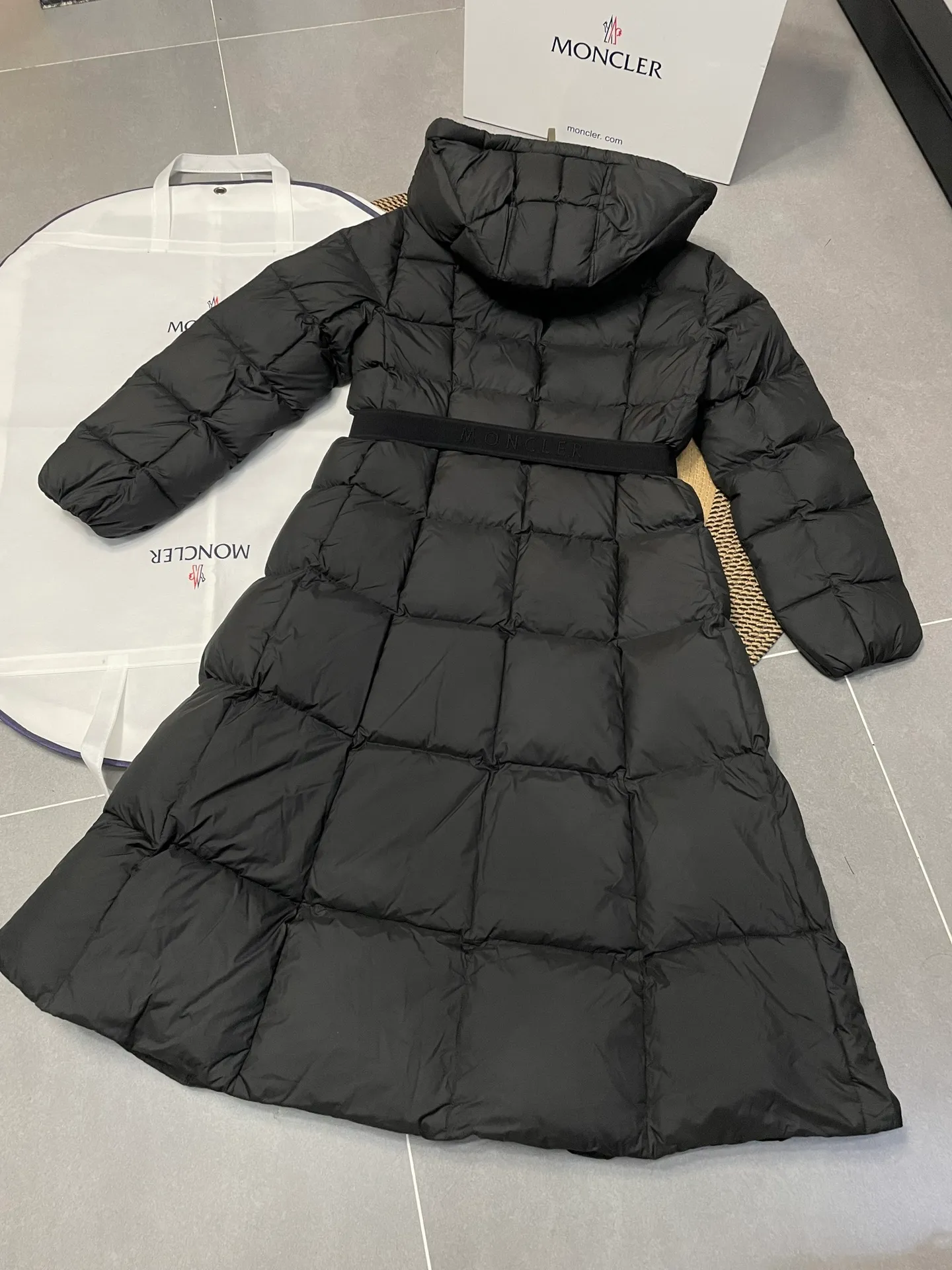 P960 moncler 🌟New winter product, long women's down jacket (⚠️super-grade duck down filling, tag barcode model number corresponds to the official website, tag has built-in NFC inductor anti-counterfeiting, this filling technology is in the skirt, super downy one) hot style that the fugitive princess must buy. Women's long down jacket interprets classic items with new proportions, showing impeccable fashion style. Product Details Made from polyester, this long down jacket has a slim, wide silhouette with a nipped-in waist and lightweight lining. The sculpted hood adds a finishing touch. Made of polyester lining • Down filled • Adjustable hood • Zipper closure • Zippered pockets • Elastic waist • Logo patch Sizes: 0-3 Fairy