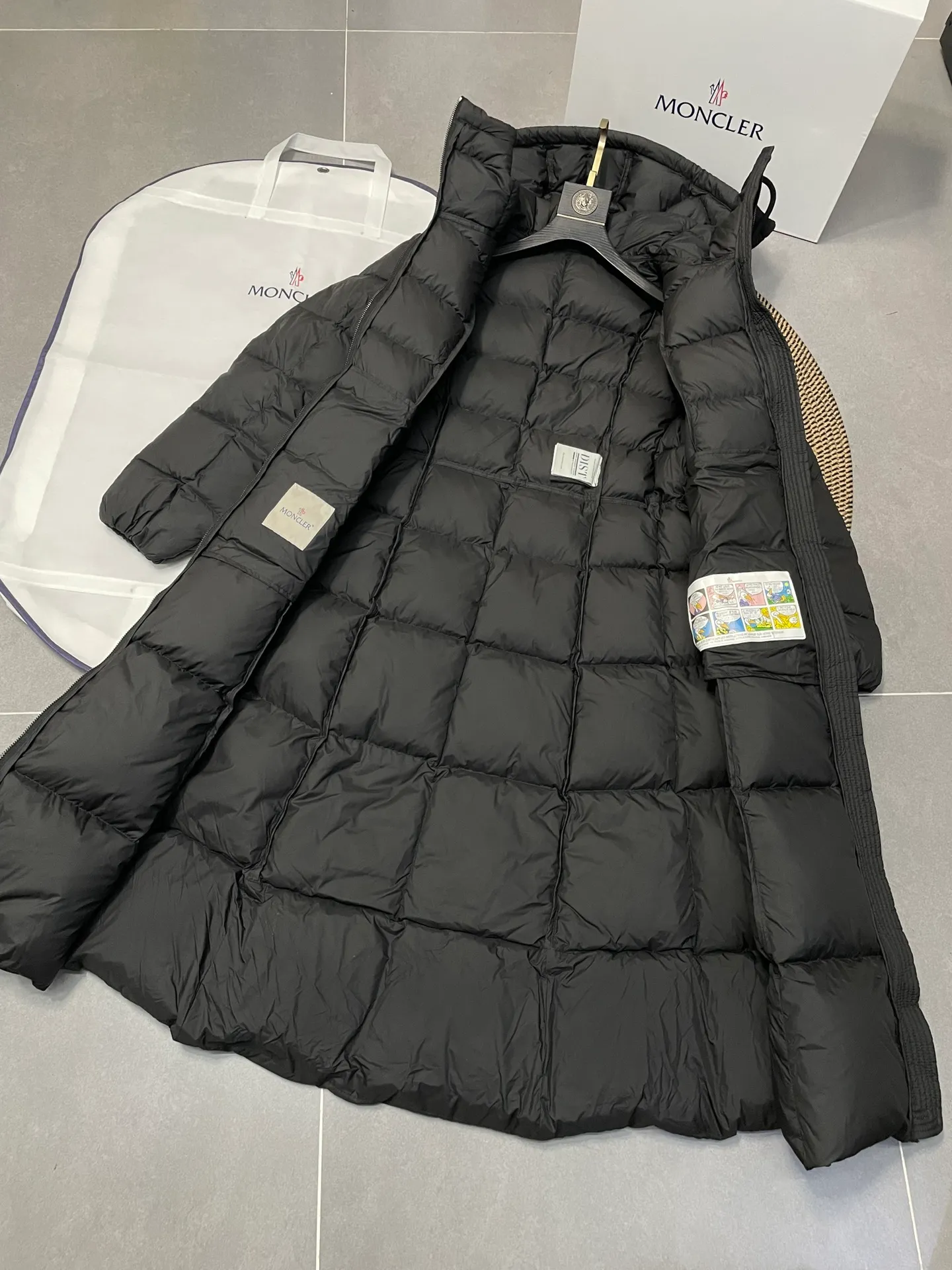 P960 moncler 🌟New winter product, long women's down jacket (⚠️super-grade duck down filling, tag barcode model number corresponds to the official website, tag has built-in NFC inductor anti-counterfeiting, this filling technology is in the skirt, super downy one) hot style that the fugitive princess must buy. Women's long down jacket interprets classic items with new proportions, showing impeccable fashion style. Product Details Made from polyester, this long down jacket has a slim, wide silhouette with a nipped-in waist and lightweight lining. The sculpted hood adds a finishing touch. Made of polyester lining • Down filled • Adjustable hood • Zipper closure • Zippered pockets • Elastic waist • Logo patch Sizes: 0-3 Fairy