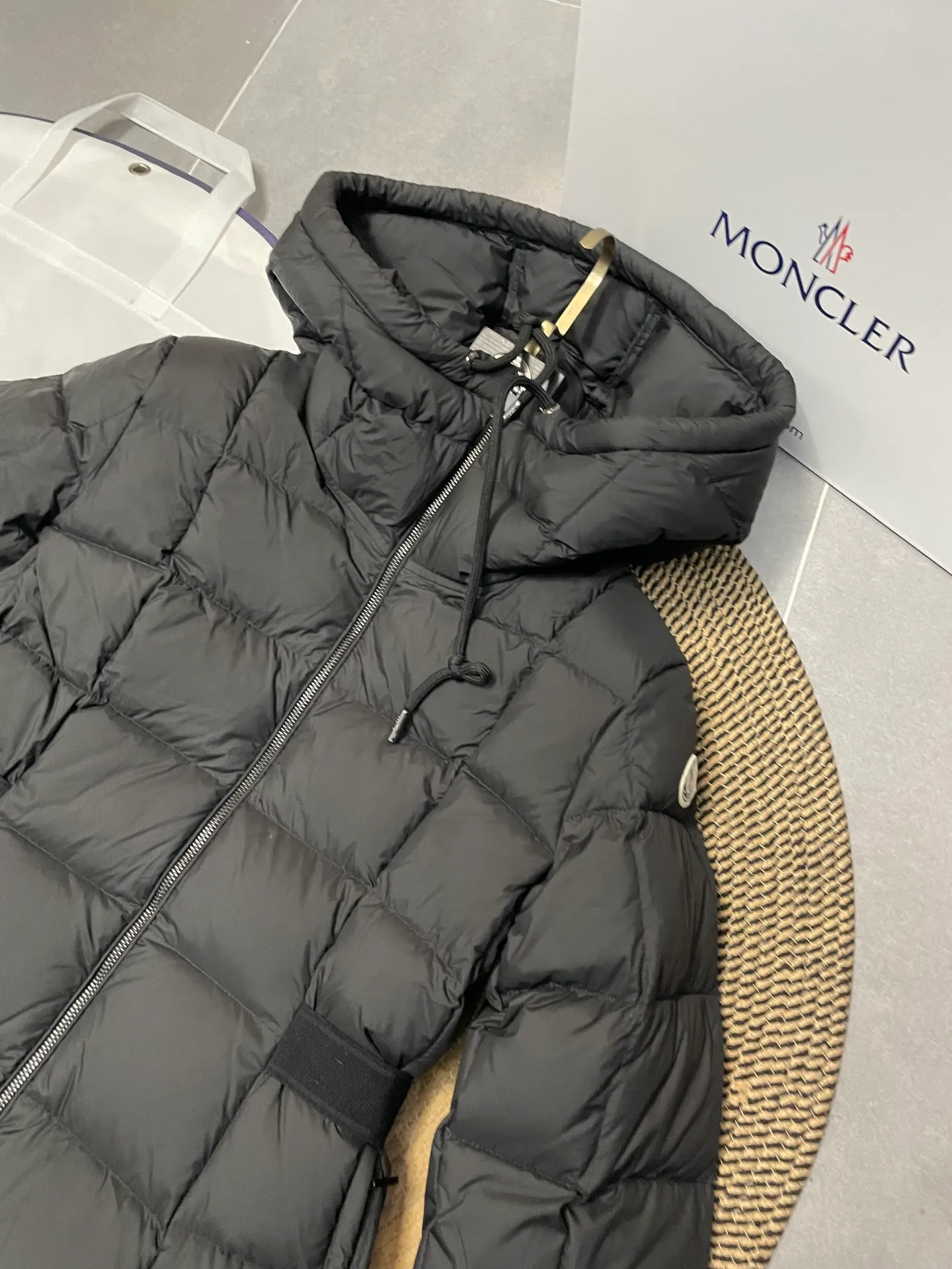 P960 moncler 🌟New winter product, long women's down jacket (⚠️super-grade duck down filling, tag barcode model number corresponds to the official website, tag has built-in NFC inductor anti-counterfeiting, this filling technology is in the skirt, super downy one) hot style that the fugitive princess must buy. Women's long down jacket interprets classic items with new proportions, showing impeccable fashion style. Product Details Made from polyester, this long down jacket has a slim, wide silhouette with a nipped-in waist and lightweight lining. The sculpted hood adds a finishing touch. Made of polyester lining • Down filled • Adjustable hood • Zipper closure • Zippered pockets • Elastic waist • Logo patch Sizes: 0-3 Fairy