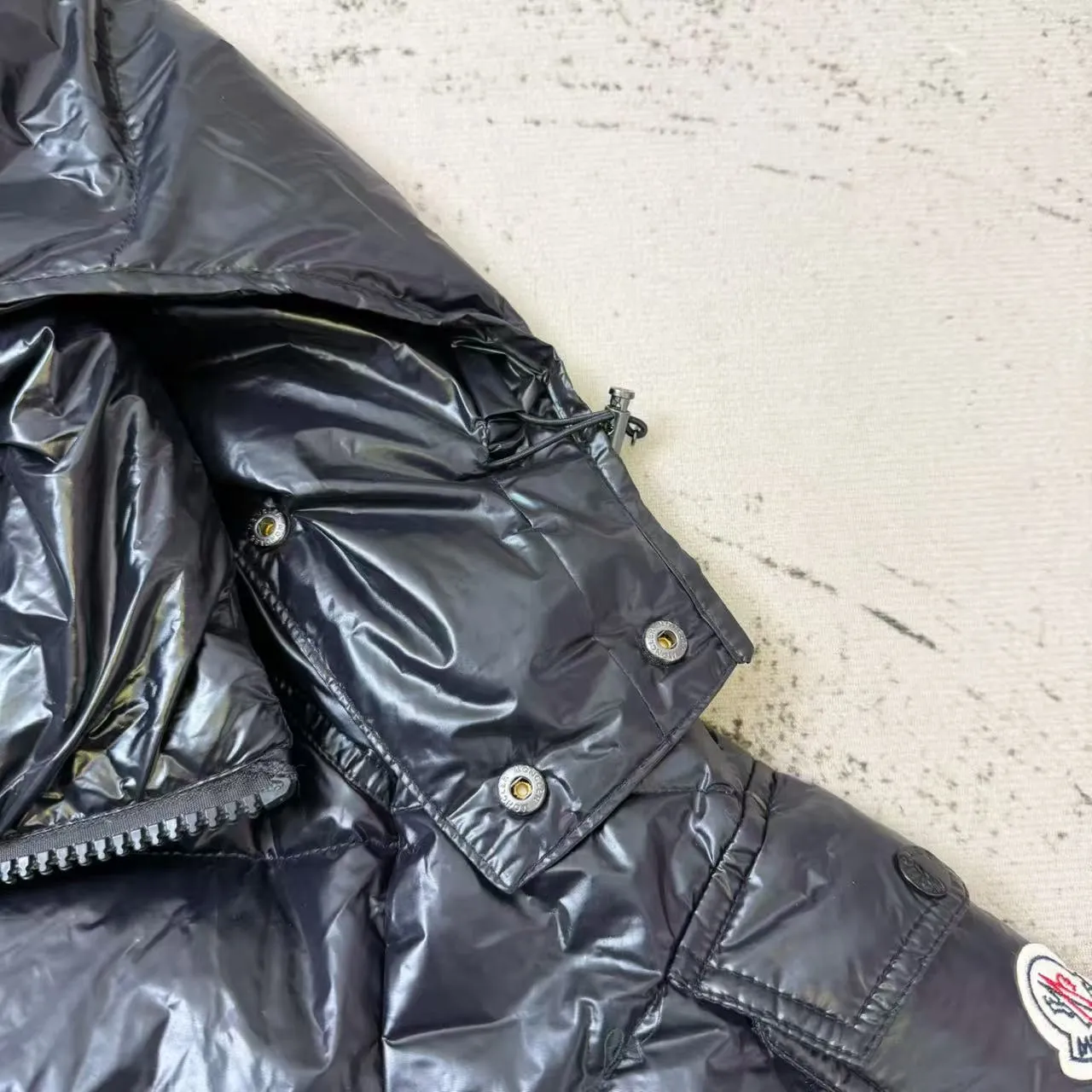 P650 Masked arm small label glossy hooded down jacket, the same style at MONCLER counters. It is made of 80 velvet. The fleece is warm enough. It has a texture on the hand. It is three-dimensional and atmospheric. It is easy to wear in winter. It is simple and elegant. It adopts the os version. The upper body effect is very good. Suitable for all body types. Soft and comfortable. Imported custom zipper➕Hardware and accessories are complete. The embroidery is full and three-dimensional. Perfect restoration of zp 2:1. Same style for men and women. Versatile and easy to match. Size number 1 2 3 4 color black