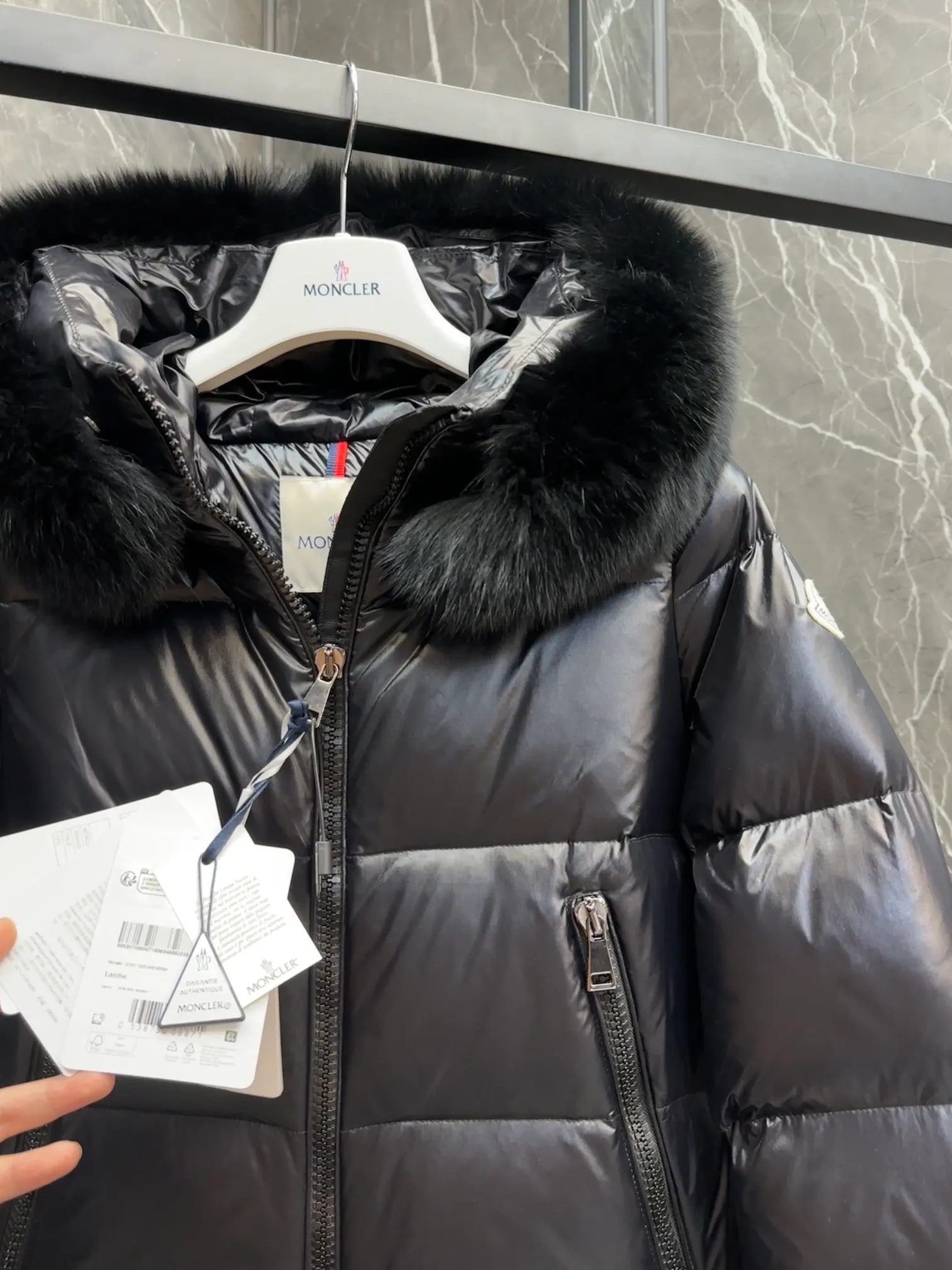 P1060 moncler🌟 25s new autumn and winter classic doll version hooded fur collar down jacket. Original custom-made extra large raccoon fur collar. Memory silk fabric texture is awesome. Age-reducing girl style. A-line version casual and age-reducing and fashionable. National standard imported 90 velvet filling. Light, warm and comfortable. Original hardware accessories. Original mark and original mark. Full size: 1234