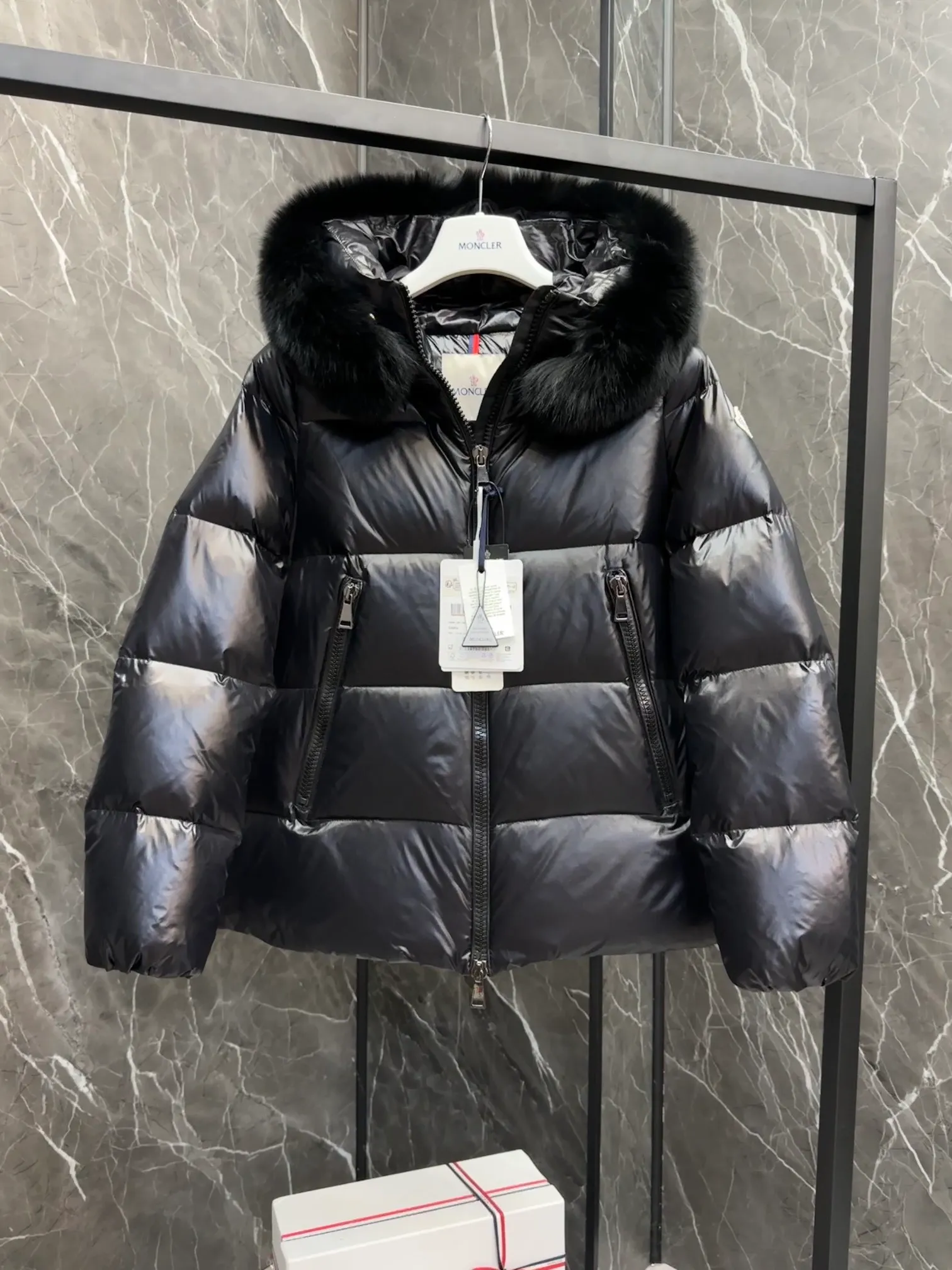 P1060 moncler🌟 25s new autumn and winter classic doll version hooded fur collar down jacket. Original custom-made extra large raccoon fur collar. Memory silk fabric texture is awesome. Age-reducing girl style. A-line version casual and age-reducing and fashionable. National standard imported 90 velvet filling. Light, warm and comfortable. Original hardware accessories. Original mark and original mark. Full size: 1234