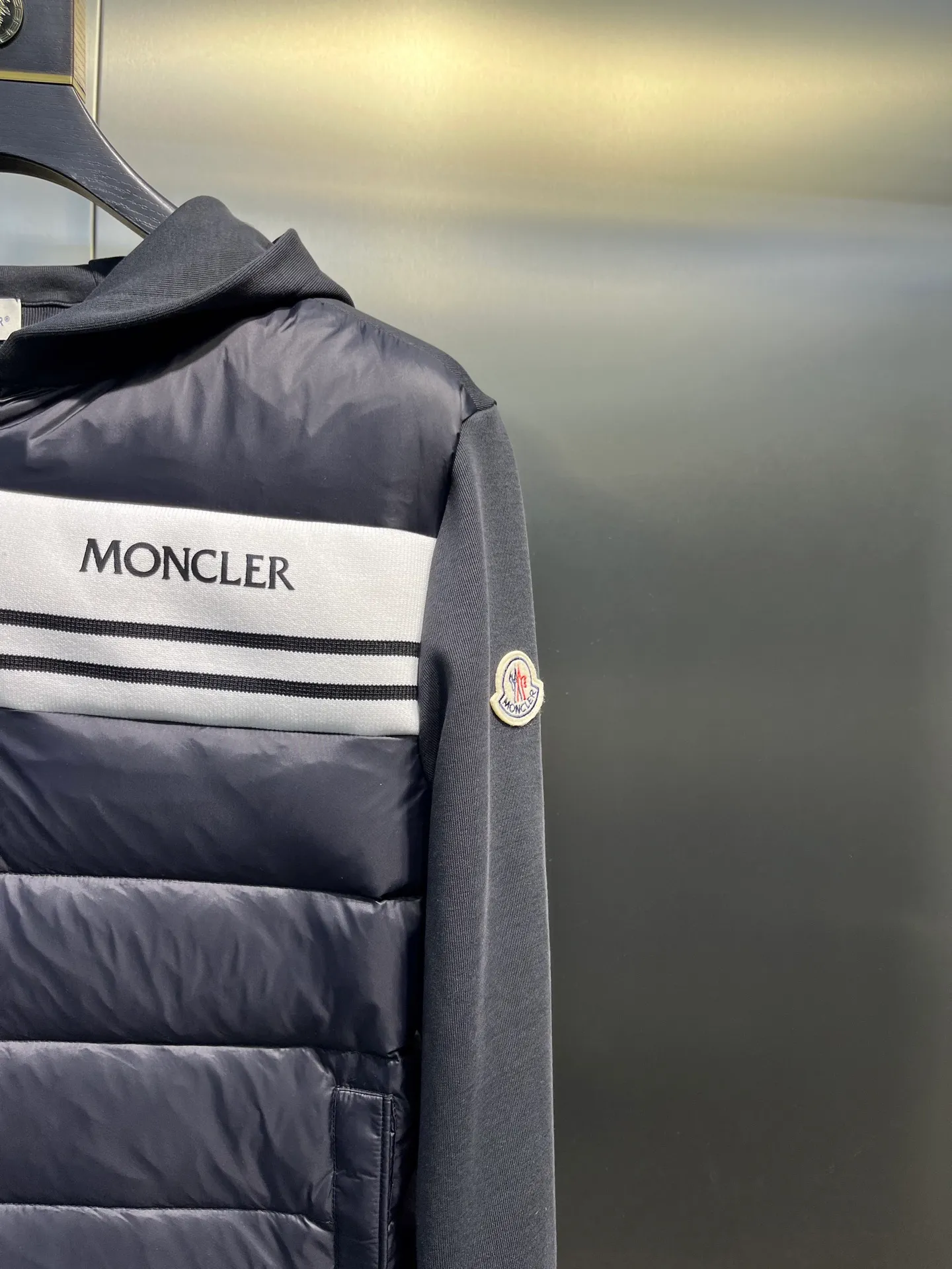 P700 moncler 🌟Mongolian knitted splicing down jacket 2025 autumn and winter new model Original customized hardware accessories are all imported Original customization Welcome to compare Absolutely high quality Made of top 95 white duck down Super soft Filled with fluffy and full feathers Super heavy workmanship Fabric workmanship and perfect version Note that the fabric is super comfortable Exclusive model Non-market goods Same style for men and women Size: m-xxl