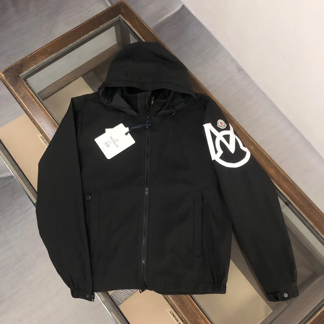 P430, Moncler mask, new spring and autumn windbreaker jacket! The upper is soft and comfortable, windproof and rainproof and super lightweight! The arms are printed with the latest brand prints ~ the style is even more fashionable and stylish, the zippers are engraved with logos, and various details highlight the quality! It can be worn as a jacket in spring and autumn, and it is very nice to use in concave shapes! Practical and versatile. Color: black (thin version) Size: M-2XL