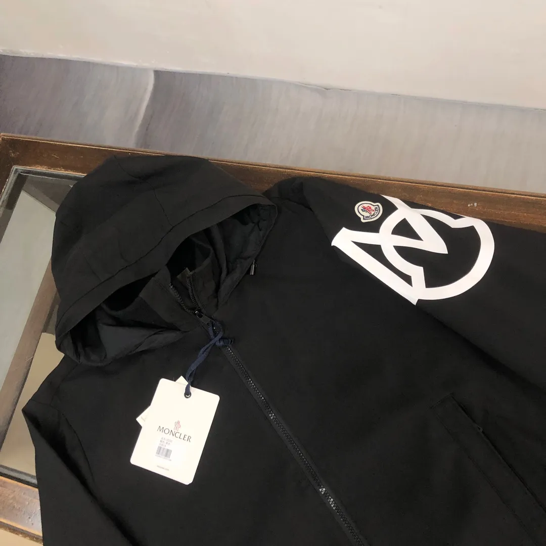 P430, Moncler mask, new spring and autumn windbreaker jacket! The upper is soft and comfortable, windproof and rainproof and super lightweight! The arms are printed with the latest brand prints ~ the style is even more fashionable and stylish, the zippers are engraved with logos, and various details highlight the quality! It can be worn as a jacket in spring and autumn, and it is very nice to use in concave shapes! Practical and versatile. Color: black (thin version) Size: M-2XL