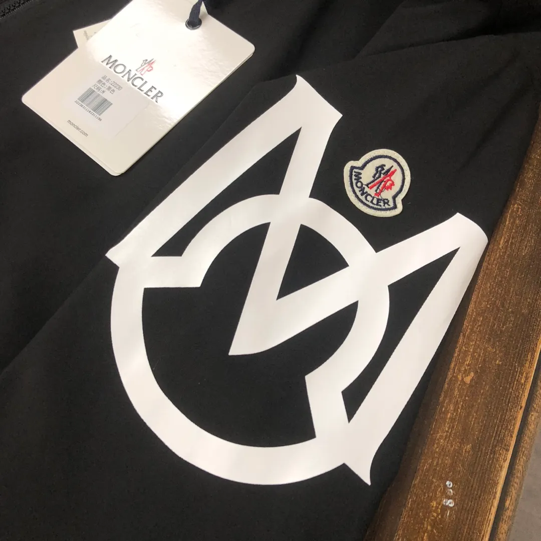 P430, Moncler mask, new spring and autumn windbreaker jacket! The upper is soft and comfortable, windproof and rainproof and super lightweight! The arms are printed with the latest brand prints ~ the style is even more fashionable and stylish, the zippers are engraved with logos, and various details highlight the quality! It can be worn as a jacket in spring and autumn, and it is very nice to use in concave shapes! Practical and versatile. Color: black (thin version) Size: M-2XL