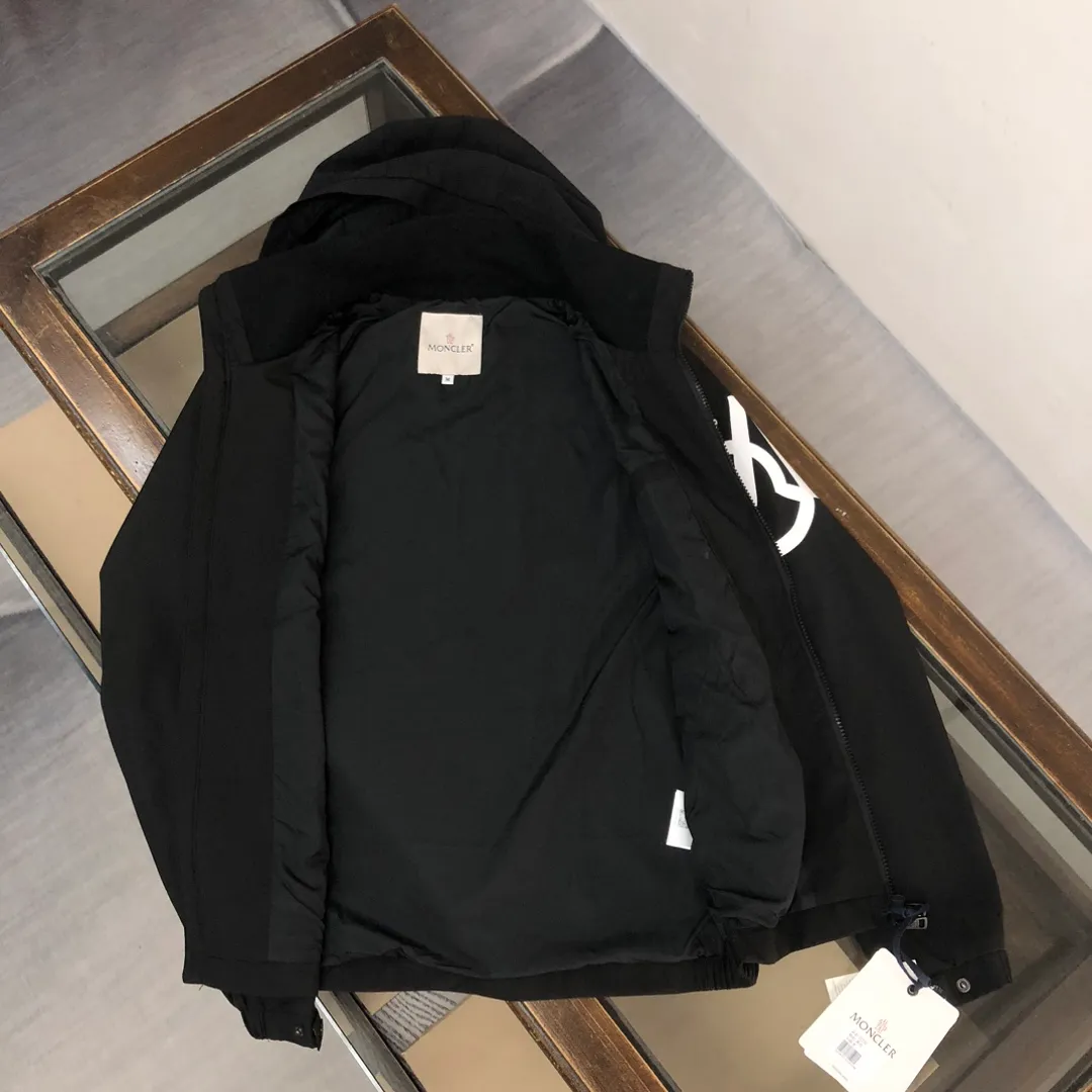 P430, Moncler mask, new spring and autumn windbreaker jacket! The upper is soft and comfortable, windproof and rainproof and super lightweight! The arms are printed with the latest brand prints ~ the style is even more fashionable and stylish, the zippers are engraved with logos, and various details highlight the quality! It can be worn as a jacket in spring and autumn, and it is very nice to use in concave shapes! Practical and versatile. Color: black (thin version) Size: M-2XL