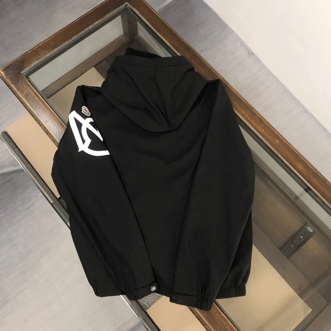 P430, Moncler mask, new spring and autumn windbreaker jacket! The upper is soft and comfortable, windproof and rainproof and super lightweight! The arms are printed with the latest brand prints ~ the style is even more fashionable and stylish, the zippers are engraved with logos, and various details highlight the quality! It can be worn as a jacket in spring and autumn, and it is very nice to use in concave shapes! Practical and versatile. Color: black (thin version) Size: M-2XL