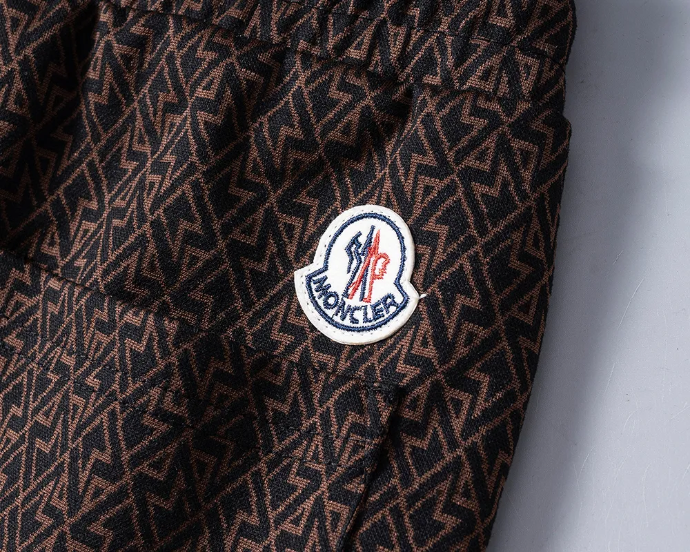 P580 🌸🌸🌸🌸 Moncler 2025 new autumn and winter suit, high quality, top version, order from trading company channels, exclusive and limited sale of overseas products, classic is eternal, it is definitely worth buying! This type of suit is also a must-have. You don’t have to think about how to match it, you can just get it in one set! Customized fabric, smooth to the touch, yet stiff and stylish, giving the upper body a full texture! The overall design is simple and elegant without losing style. It has a strong sense of upper body and is definitely at the forefront of fashion. It is very comfortable to wear. There is no need to say much about the style and cut of the pants. The upper body is exquisite and vivid. It is a truly top-notch casual suit that can be used in various occasions whether it is sports or leisure time! ! !   Three complete standards Color: Picture color Size: M, L, xL, xxL, xxxL