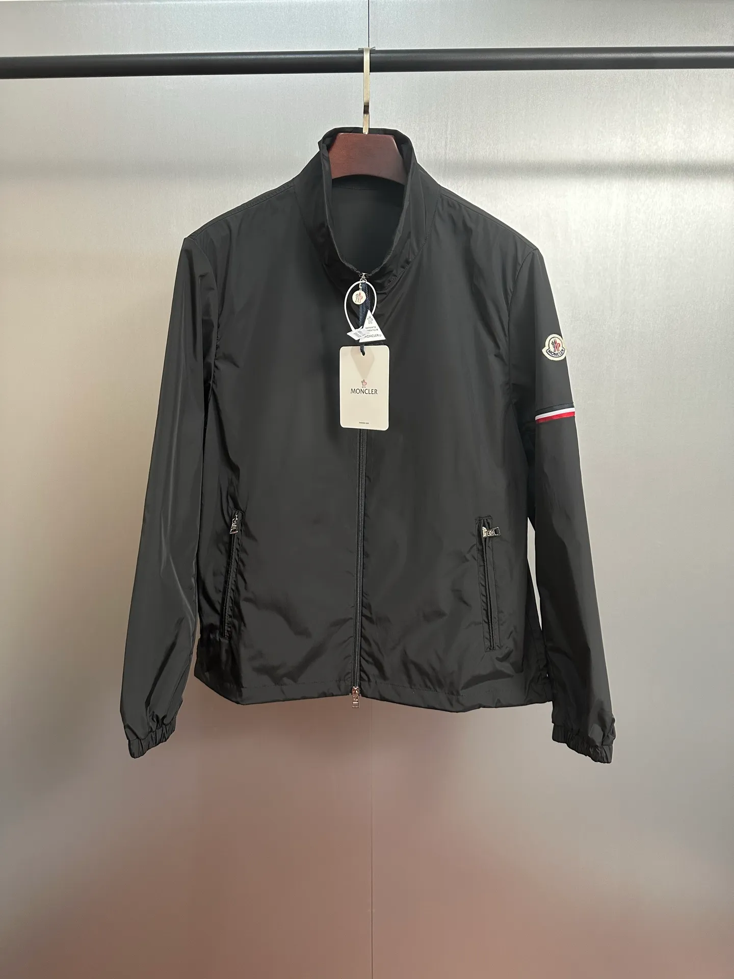 P420 💰Moncler/Moncler/Mask/Stand-collar Jacket/Water-repellent original fabric with rubberized coating for water-repellent effect, customized fabric is stiff, soft and not rigid. Non-market rubber coated kind of very hard and rigid fabric, hardware original customized logo one to one, dual chip sensor: armband, wash mark, armband pure cashmere original customized top embroidery real cashmere Cashmere label closest to the genuine product (reject fake cashmere/prevent cashmere labels from being fake at first sight) Color: Black Size: M-2XL