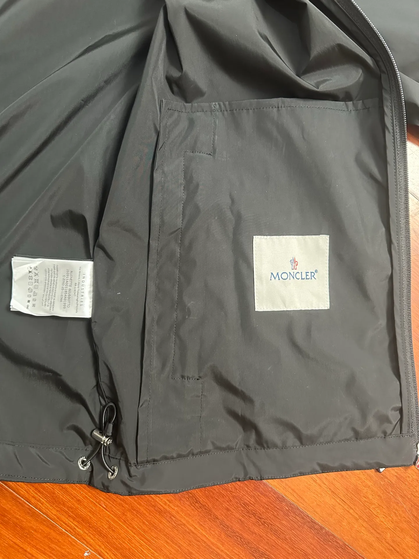 P420 💰Moncler/Moncler/Mask/Stand-collar Jacket/Water-repellent original fabric with rubberized coating for water-repellent effect, customized fabric is stiff, soft and not rigid. Non-market rubber coated kind of very hard and rigid fabric, hardware original customized logo one to one, dual chip sensor: armband, wash mark, armband pure cashmere original customized top embroidery real cashmere Cashmere label closest to the genuine product (reject fake cashmere/prevent cashmere labels from being fake at first sight) Color: Black Size: M-2XL