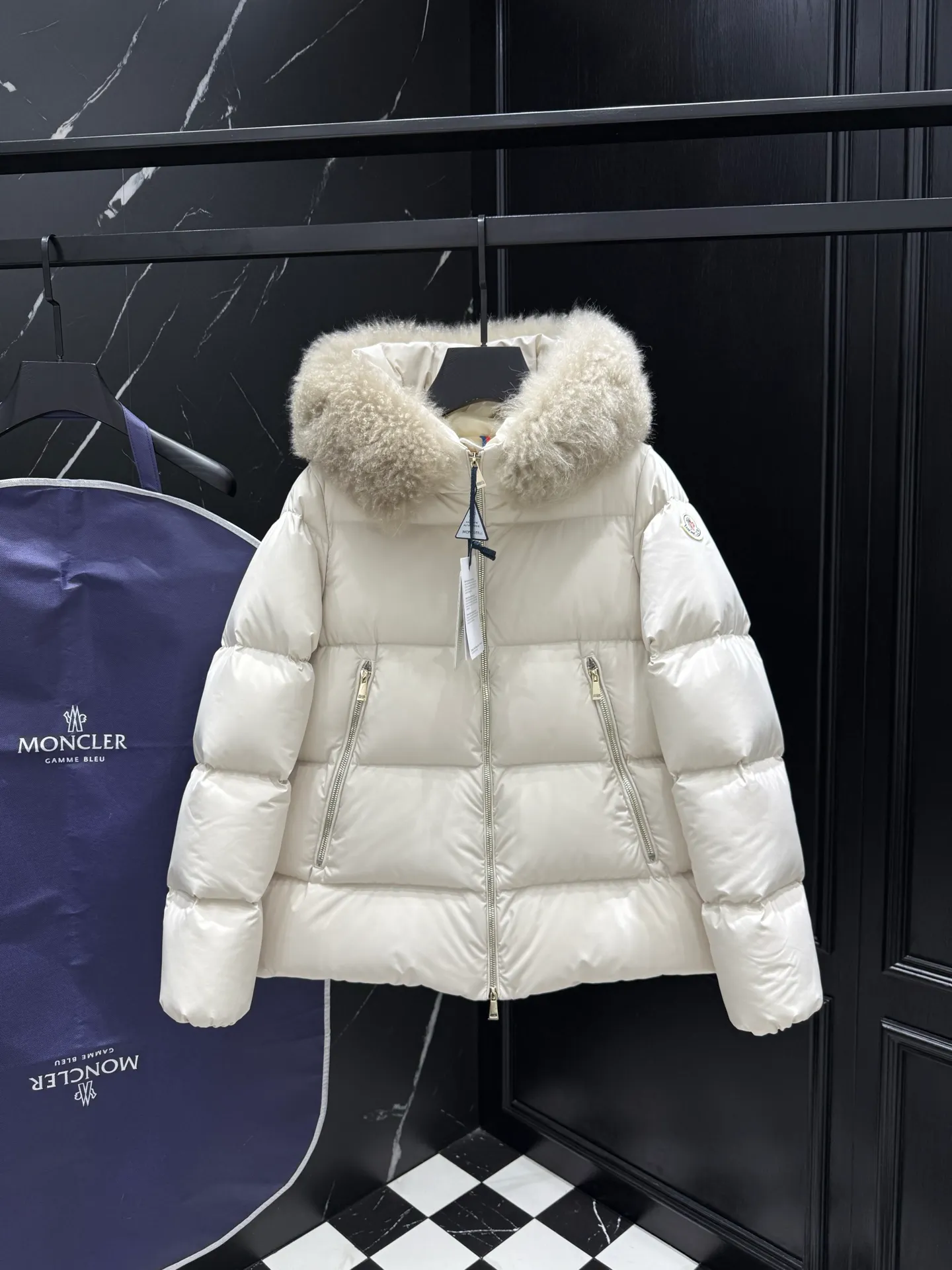 P960 𝐌𝐎𝐍𝐂𝐋𝐄𝐑｜Moncler Laichefur women's hooded short A-line mc09#/down jacket Product color: milk white Sizes: 1, 2, 3, 4 Description: Laichefur women's short down jacket is classic and elegant, with a hood with removable trim.  Product Details The Laichefur Down Jacket is designed to be both feminine and practical for all-day wear. Features a hood in brushed polyester with an elegant matte finish. The hood has removable trim to provide warmth and protection in different environments.  Details •Made from brushed polyester •Longue saison lining •Down filling •Hood with removable trim •Zip closure •Zip pockets