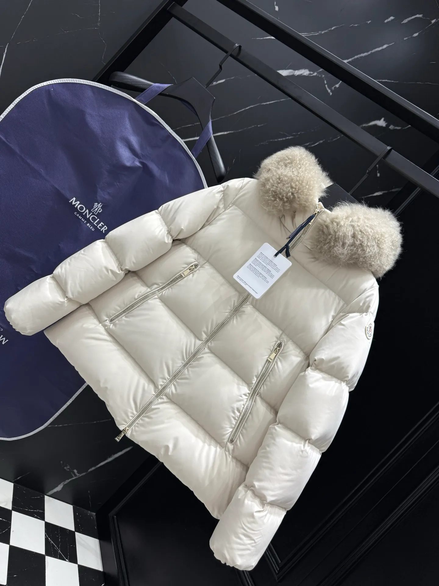P960 𝐌𝐎𝐍𝐂𝐋𝐄𝐑｜Moncler Laichefur women's hooded short A-line mc09#/down jacket Product color: milk white Sizes: 1, 2, 3, 4 Description: Laichefur women's short down jacket is classic and elegant, with a hood with removable trim.  Product Details The Laichefur Down Jacket is designed to be both feminine and practical for all-day wear. Features a hood in brushed polyester with an elegant matte finish. The hood has removable trim to provide warmth and protection in different environments.  Details •Made from brushed polyester •Longue saison lining •Down filling •Hood with removable trim •Zip closure •Zip pockets
