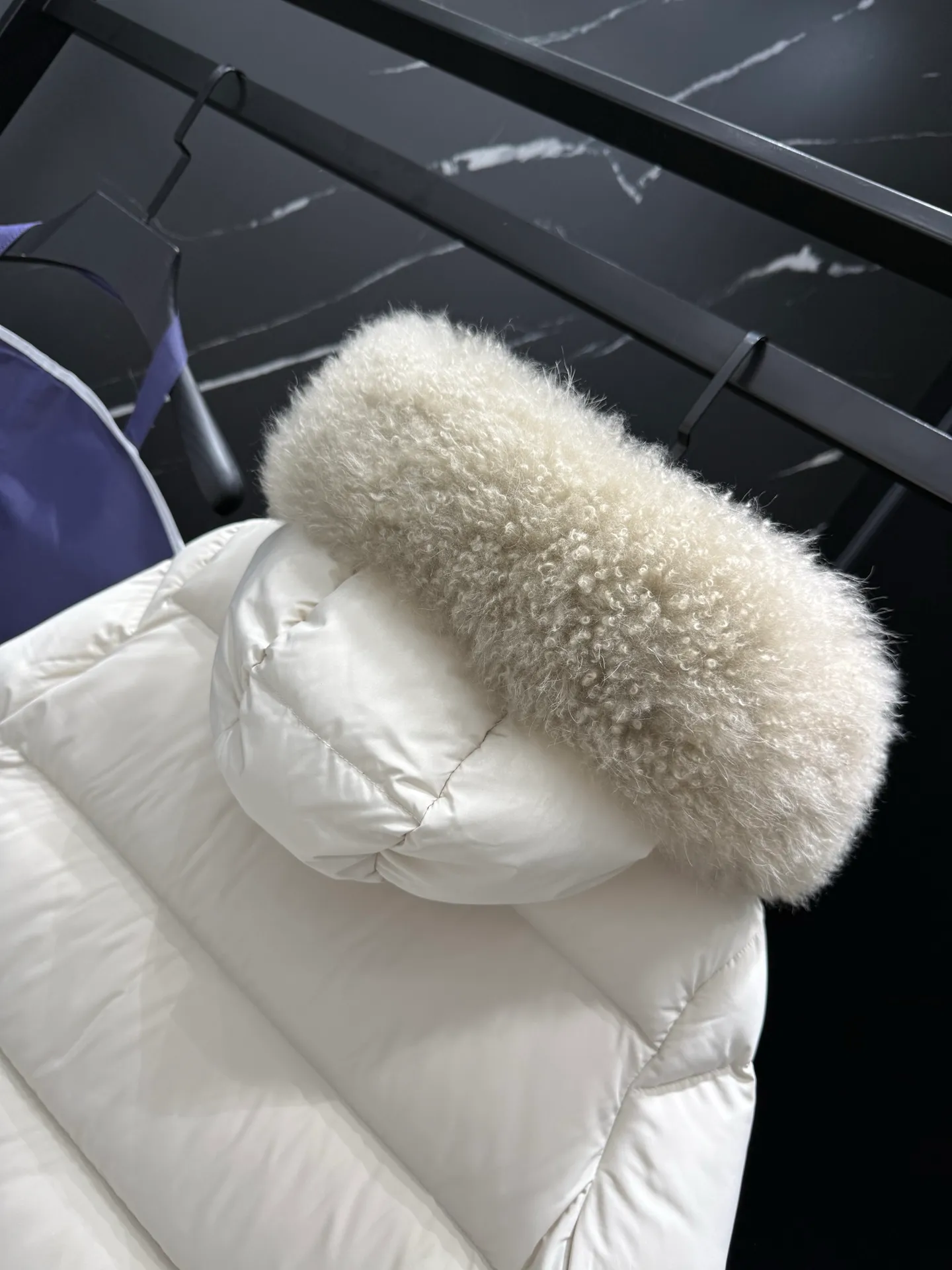 P960 𝐌𝐎𝐍𝐂𝐋𝐄𝐑｜Moncler Laichefur women's hooded short A-line mc09#/down jacket Product color: milk white Sizes: 1, 2, 3, 4 Description: Laichefur women's short down jacket is classic and elegant, with a hood with removable trim.  Product Details The Laichefur Down Jacket is designed to be both feminine and practical for all-day wear. Features a hood in brushed polyester with an elegant matte finish. The hood has removable trim to provide warmth and protection in different environments.  Details •Made from brushed polyester •Longue saison lining •Down filling •Hood with removable trim •Zip closure •Zip pockets