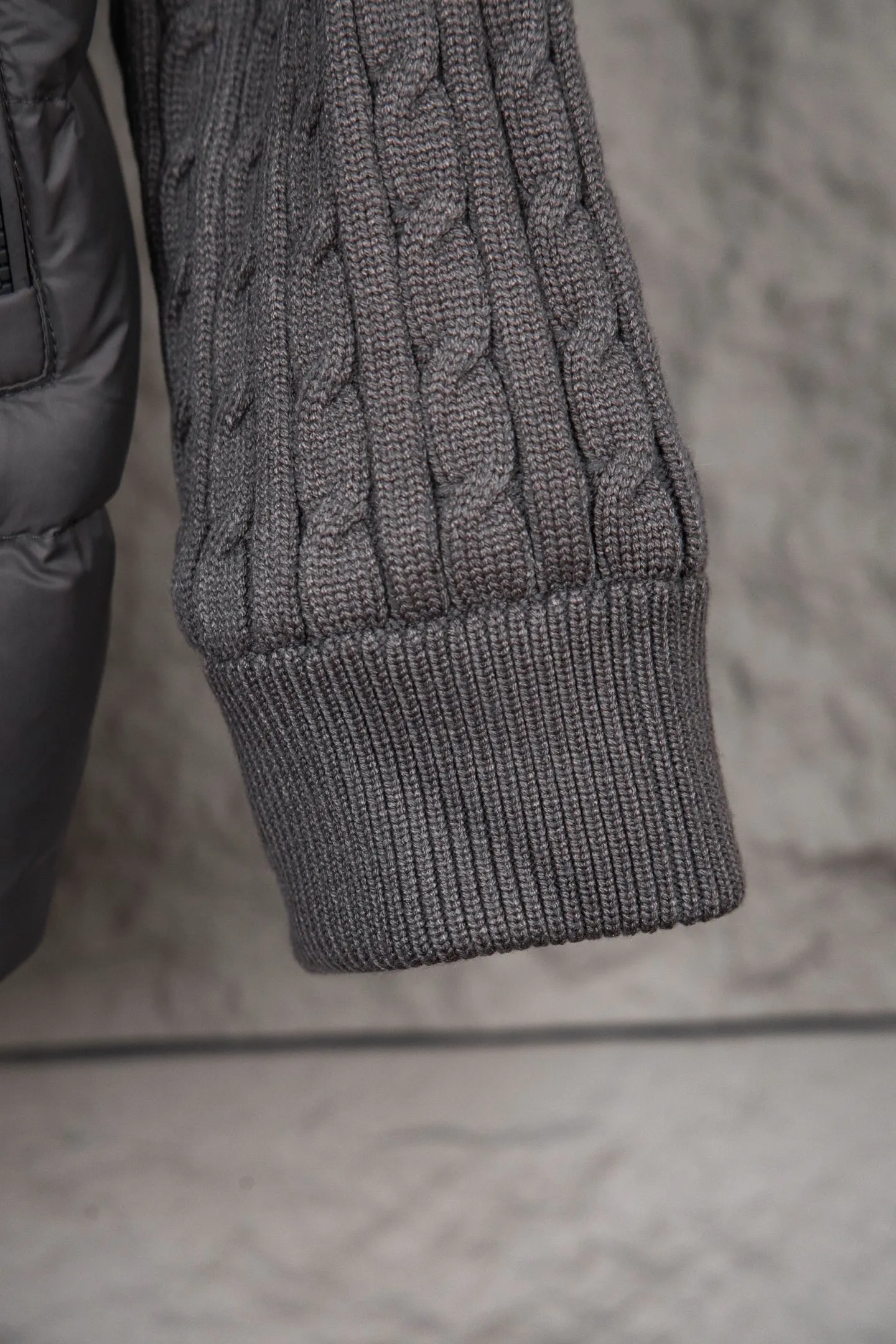 P620 Premium Edition Moncler Cardigan Men's Down Padded Wool and Cashmere Zip Cardigan. Made from a luxurious wool and cashmere blend, this men's padded cardigan can be worn as an outer layer in warmer weather. Packaging Updated (This cardigan is made from wool and cashmere and filled with warm down. It has a zippered silhouette and a knitted turtleneck for extra protection from the elements. A lightweight knit piece with soft leather trim. Details Made from a wool and cashmere blend •Micro chic nylon lining •Down-filled front •Double knit •12 gauge •Zip closure •Zipper pocket •Fleece felt patch logo Size: 1-5. Black Gray