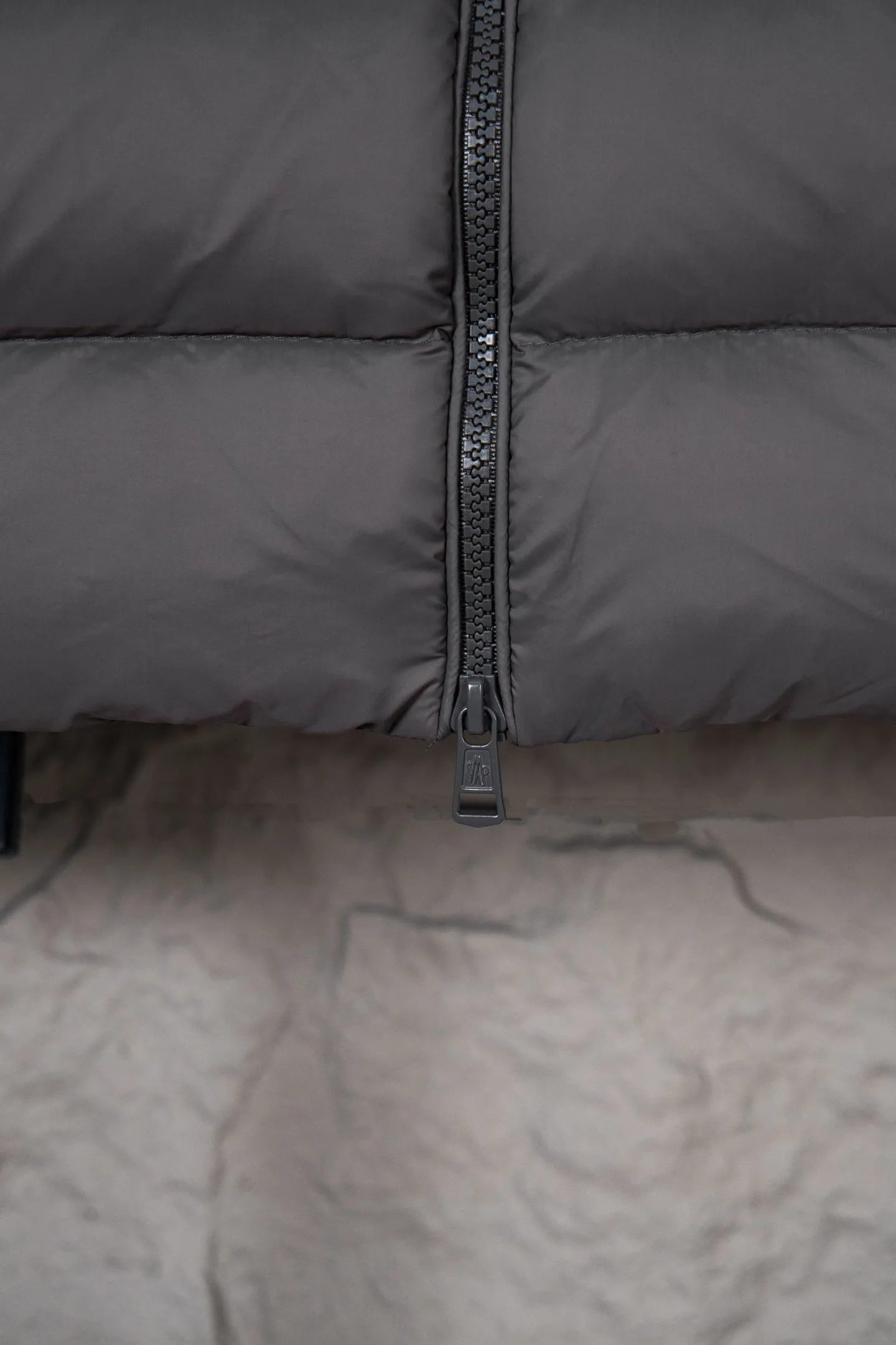 P620 Premium Edition Moncler Cardigan Men's Down Padded Wool and Cashmere Zip Cardigan. Made from a luxurious wool and cashmere blend, this men's padded cardigan can be worn as an outer layer in warmer weather. Packaging Updated (This cardigan is made from wool and cashmere and filled with warm down. It has a zippered silhouette and a knitted turtleneck for extra protection from the elements. A lightweight knit piece with soft leather trim. Details Made from a wool and cashmere blend •Micro chic nylon lining •Down-filled front •Double knit •12 gauge •Zip closure •Zipper pocket •Fleece felt patch logo Size: 1-5. Black Gray
