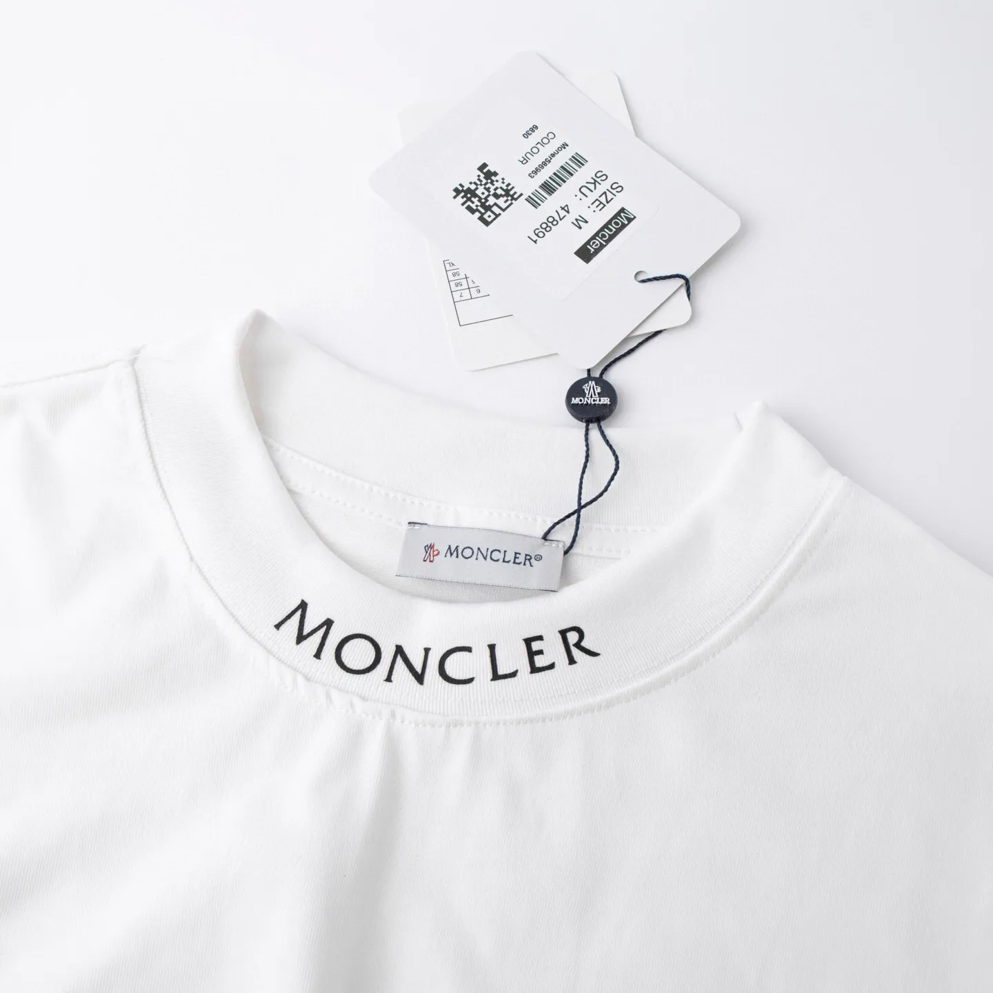 P134 Style No.: 830 〈MONCLER〉The price of the MONCLER is actually quite advantageous. Those who have been to the counters should know that the price of the MONCLER is not much cheaper than Gucci Burberry. It is just relatively low-key and unwilling to hype. It is a picture that you want to buy or not. It has an aloof existence... Exclusively customized 270 grams of 32-count double-yarn smooth cotton. The texture is very soft and comfortable. 100% top-grade fabrics that are different from the market (no shrinkage, no deformation, no pilling) Matched with 320g 1*1 thread (the fabric thread is dyed in the same vat, no color difference, the thread is not easy to deform) Color: black, white, sky blue, pea green Code number: S-XL