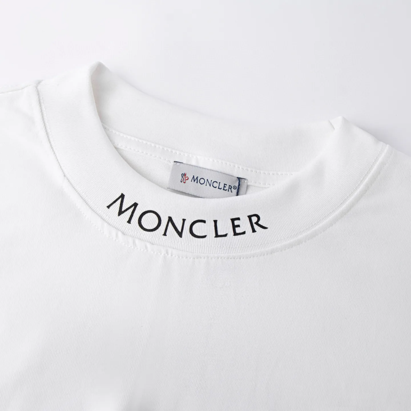 P134 Style No.: 830 〈MONCLER〉The price of the MONCLER is actually quite advantageous. Those who have been to the counters should know that the price of the MONCLER is not much cheaper than Gucci Burberry. It is just relatively low-key and unwilling to hype. It is a picture that you want to buy or not. It has an aloof existence... Exclusively customized 270 grams of 32-count double-yarn smooth cotton. The texture is very soft and comfortable. 100% top-grade fabrics that are different from the market (no shrinkage, no deformation, no pilling) Matched with 320g 1*1 thread (the fabric thread is dyed in the same vat, no color difference, the thread is not easy to deform) Color: black, white, sky blue, pea green Code number: S-XL