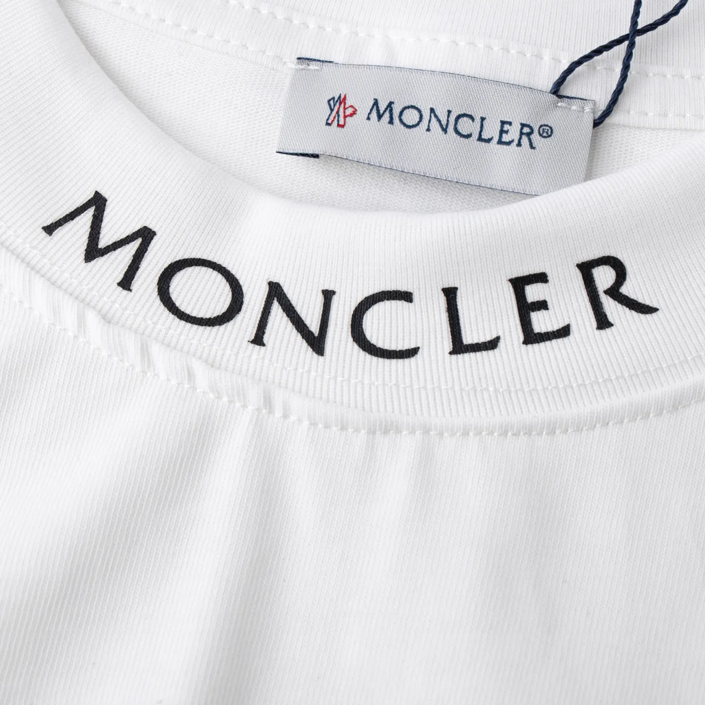 P134 Style No.: 830 〈MONCLER〉The price of the MONCLER is actually quite advantageous. Those who have been to the counters should know that the price of the MONCLER is not much cheaper than Gucci Burberry. It is just relatively low-key and unwilling to hype. It is a picture that you want to buy or not. It has an aloof existence... Exclusively customized 270 grams of 32-count double-yarn smooth cotton. The texture is very soft and comfortable. 100% top-grade fabrics that are different from the market (no shrinkage, no deformation, no pilling) Matched with 320g 1*1 thread (the fabric thread is dyed in the same vat, no color difference, the thread is not easy to deform) Color: black, white, sky blue, pea green Code number: S-XL