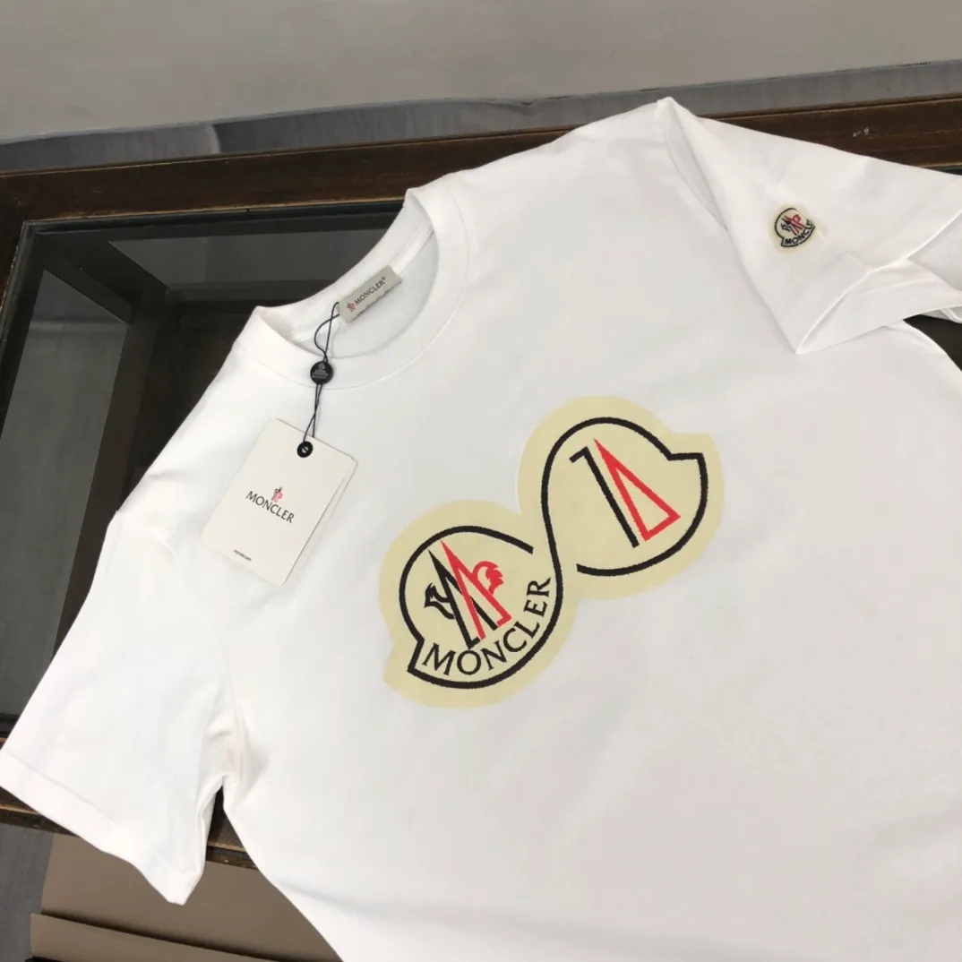 P160 🔥MONCLER New style, customized high-end ready-to-wear! Fashionable and trendy casual short-sleeved T-shirt, gentle, soft, delicate, skin-friendly, comfortable and cool, the chest pattern is stylish and full of vitality! A fashionable and versatile must-have! Color: black white Size: S～XL (loose version, please state your height and weight when placing an order)