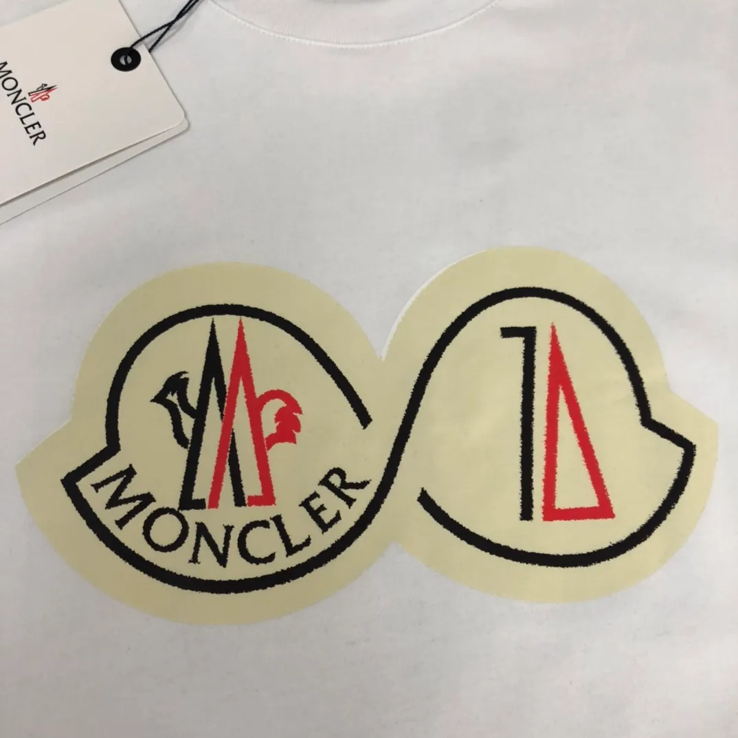 P160 🔥MONCLER New style, customized high-end ready-to-wear! Fashionable and trendy casual short-sleeved T-shirt, gentle, soft, delicate, skin-friendly, comfortable and cool, the chest pattern is stylish and full of vitality! A fashionable and versatile must-have! Color: black white Size: S～XL (loose version, please state your height and weight when placing an order)