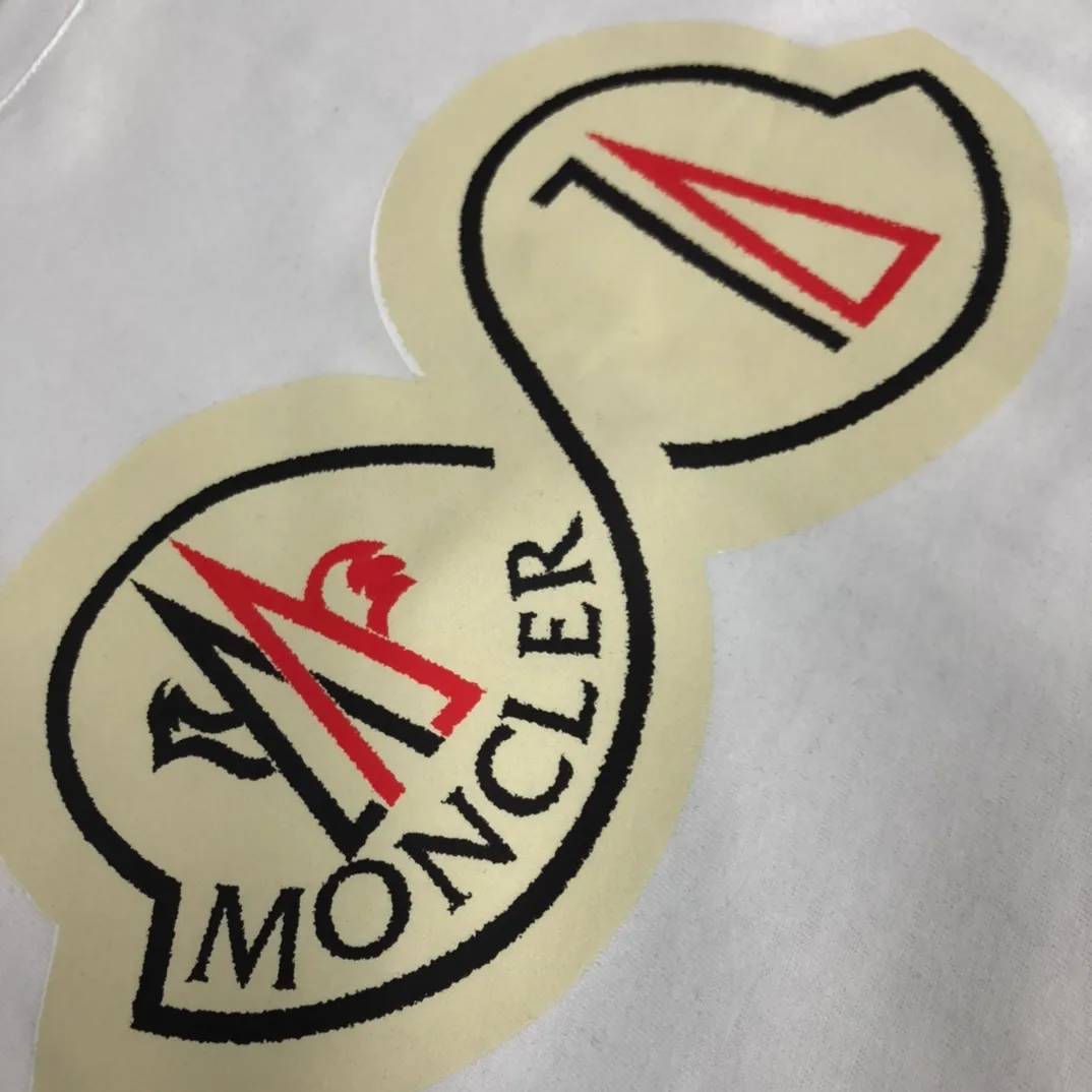 P160 🔥MONCLER New style, customized high-end ready-to-wear! Fashionable and trendy casual short-sleeved T-shirt, gentle, soft, delicate, skin-friendly, comfortable and cool, the chest pattern is stylish and full of vitality! A fashionable and versatile must-have! Color: black white Size: S～XL (loose version, please state your height and weight when placing an order)