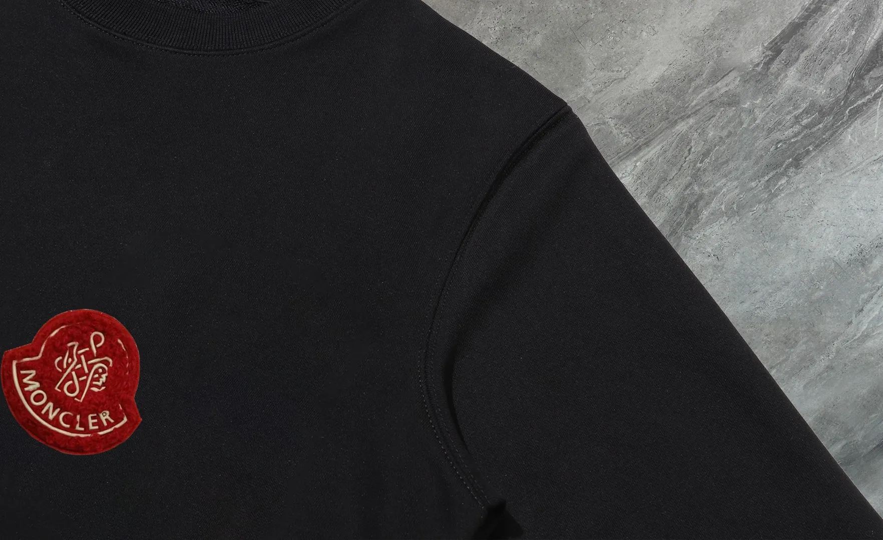 P210 High-version sweatshirt) [Long-term stock] 〖𝐌𝐎𝐍𝐂𝐋𝐄𝐑~Mask〗 Made of 440g heavy-weight fabric. It is different from the market currency. It can be matched with any variety and is properly handsome. 😎The whole dress is made of double waistcoats. The double waistcoats make the whole dress more three-dimensional. Not ordinary factories can do such fine work. 2025 Spring runway version of the T stage, on sale at the counter, round neck terry sweatshirt, high-end double-strand pure cotton, custom-made stretch ribs, dyed in the same vat, complete with three standards, matched with exquisite embroidered LOGO on the chest, simple and advanced, same style for men and women. Color: black, apricot, white, size: S M L XL 2XL