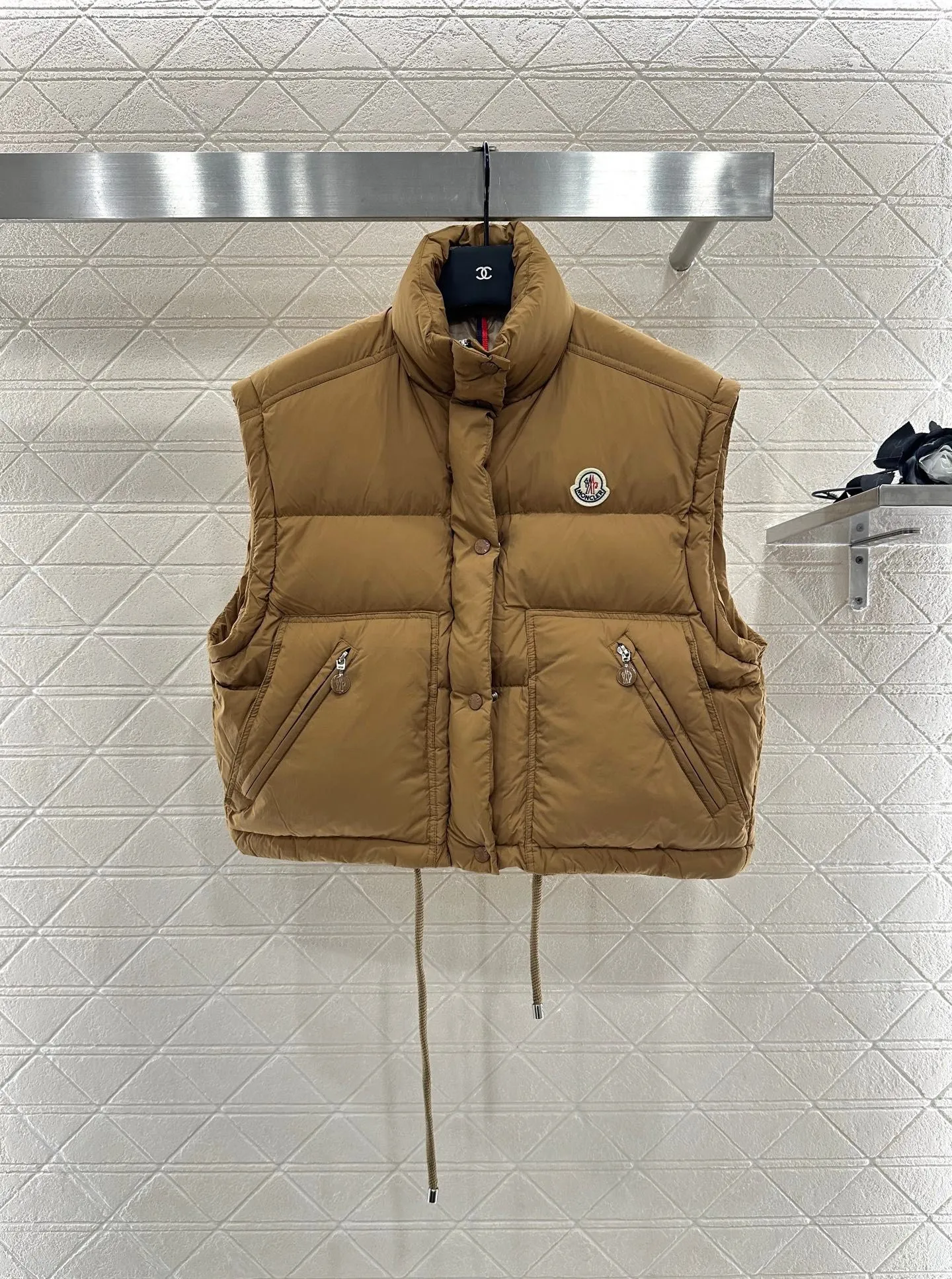 P1040 women's moncler🌟mask new autumn and winter down jacket. Original custom-made hardware accessories are all imported and original customization. Welcome to compare. Absolutely high quality. Made of top 90 white goose down. Super soft. Filled with fluffy and full feathers. Super heavy work. Fabric workmanship and perfect pattern. Pay attention to the fabric. Super comfortable. Exclusive model. Non-market goods. Color; white khaki. Size: 1234.