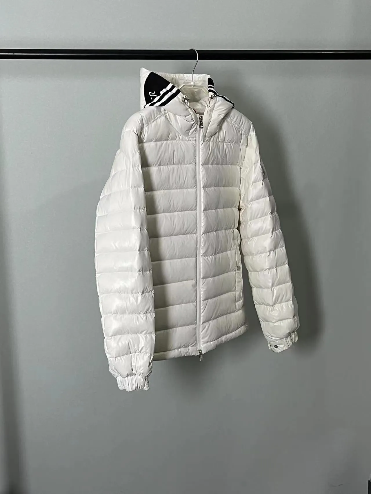 P820 ​​🆕2️⃣0️⃣2️⃣4️⃣🆕Moncler 🆕Stripe trimmed logo quilted hooded down jacket, simple and elegant, easy to wear Color: black, white, sky blue Size: 12345