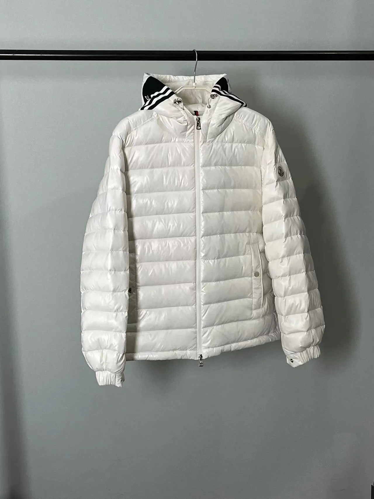 P820 ​​🆕2️⃣0️⃣2️⃣4️⃣🆕Moncler 🆕Stripe trimmed logo quilted hooded down jacket, simple and elegant, easy to wear Color: black, white, sky blue Size: 12345