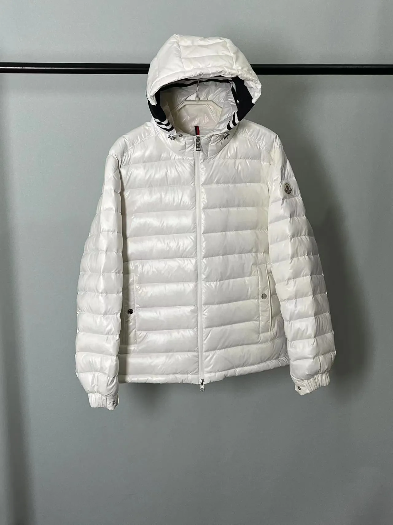 P820 ​​🆕2️⃣0️⃣2️⃣4️⃣🆕Moncler 🆕Stripe trimmed logo quilted hooded down jacket, simple and elegant, easy to wear Color: black, white, sky blue Size: 12345