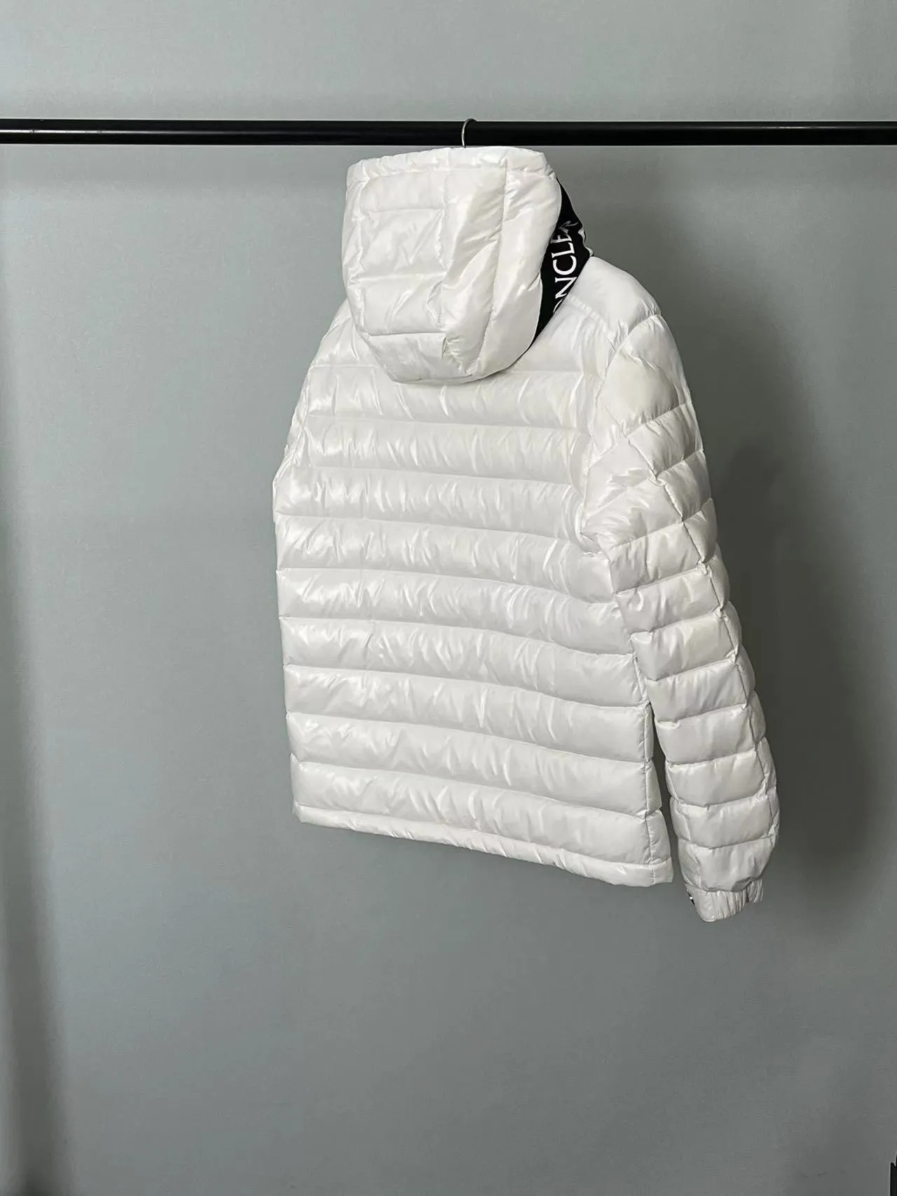 P820 ​​🆕2️⃣0️⃣2️⃣4️⃣🆕Moncler 🆕Stripe trimmed logo quilted hooded down jacket, simple and elegant, easy to wear Color: black, white, sky blue Size: 12345