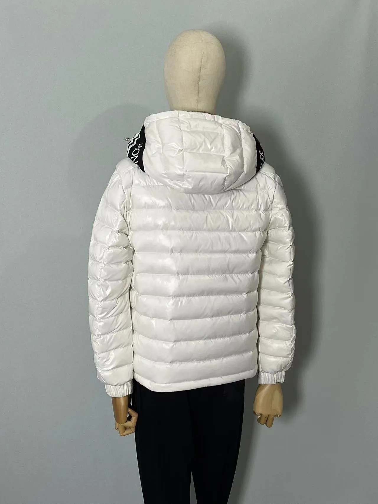 P820 ​​🆕2️⃣0️⃣2️⃣4️⃣🆕Moncler 🆕Stripe trimmed logo quilted hooded down jacket, simple and elegant, easy to wear Color: black, white, sky blue Size: 12345