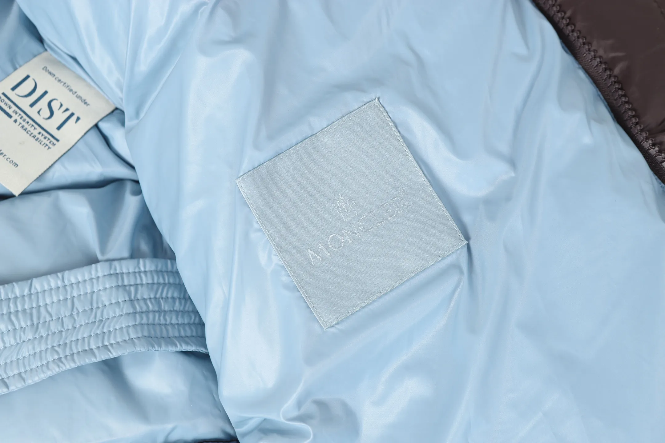P860 MONCLER/Mask 1952 Green Fat Man Long-sleeved Down Jacket Muzzled DERVOX limited color matching 1952 co-branded men's goose down stand-up collar thickened buns can be made into couple models 95% European standard gooseneck down filling. Extremely full filling. 700+ fill power. The tag barcode model number corresponds to the official website. The tag has built-in NFC electronic induction anti-counterfeiting) Dervox down is made of lightweight nylon Made of laqué fabric, it's comfortable and warm without being bulky. This short style features an internal shoulder strap that can be carried as a carry when the weather heats up, making it ideal for urban or alpine wear. Made in pop tones, it's finished with a bold logo patch. Details Made of lightweight nvlon laqué fabric Color: Black Blue/Black Green/Coffee Blue Size: 1/2/3/4/5