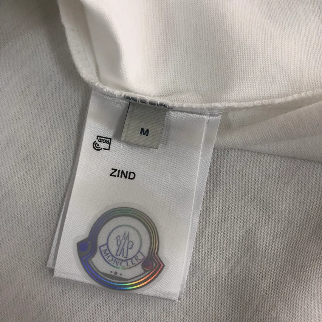 P160 🔥MONCLER The latest short-sleeved T-shirt for couples ~ Brand new element bear print design ~ The fabric upper body is comfortable and breathable, not stiff, slim cut, made of high-end custom-made pure cotton fabric! The upper body is comfortable and stylish, and it can be worn alone as an inner layer. It is a must-have for fashionistas! ! ! Color: black white Size: S～XL (loose version, please state your height and weight when placing an order)