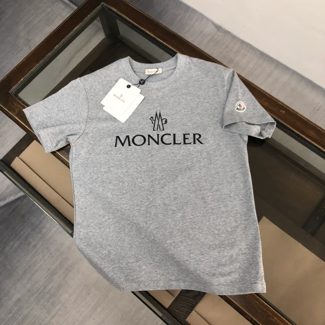 P160 Moncler 2025 new men's round neck short-sleeved couple's T-shirt, new spring and summer product, high quality 🔥🔥Fashionable and versatile, customized imported fabrics, comfortable to wear, breathable, fashionable without losing personality, the upper body is casual and casual, handsome and stylish, showing the temperament of a big brand. All three standards are complete! ! Color: black white gray Size: S-XL (loose fit)