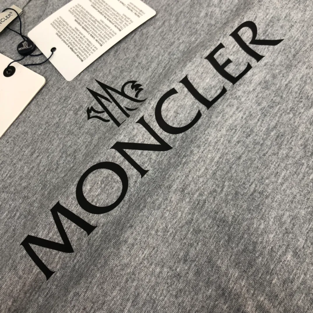 P160 Moncler 2025 new men's round neck short-sleeved couple's T-shirt, new spring and summer product, high quality 🔥🔥Fashionable and versatile, customized imported fabrics, comfortable to wear, breathable, fashionable without losing personality, the upper body is casual and casual, handsome and stylish, showing the temperament of a big brand. All three standards are complete! ! Color: black white gray Size: S-XL (loose fit)