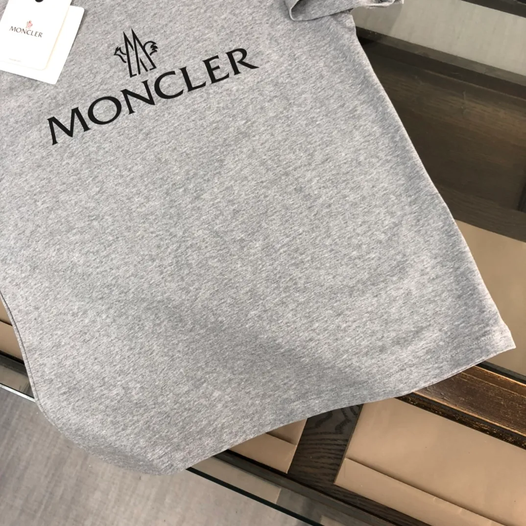 P160 Moncler 2025 new men's round neck short-sleeved couple's T-shirt, new spring and summer product, high quality 🔥🔥Fashionable and versatile, customized imported fabrics, comfortable to wear, breathable, fashionable without losing personality, the upper body is casual and casual, handsome and stylish, showing the temperament of a big brand. All three standards are complete! ! Color: black white gray Size: S-XL (loose fit)