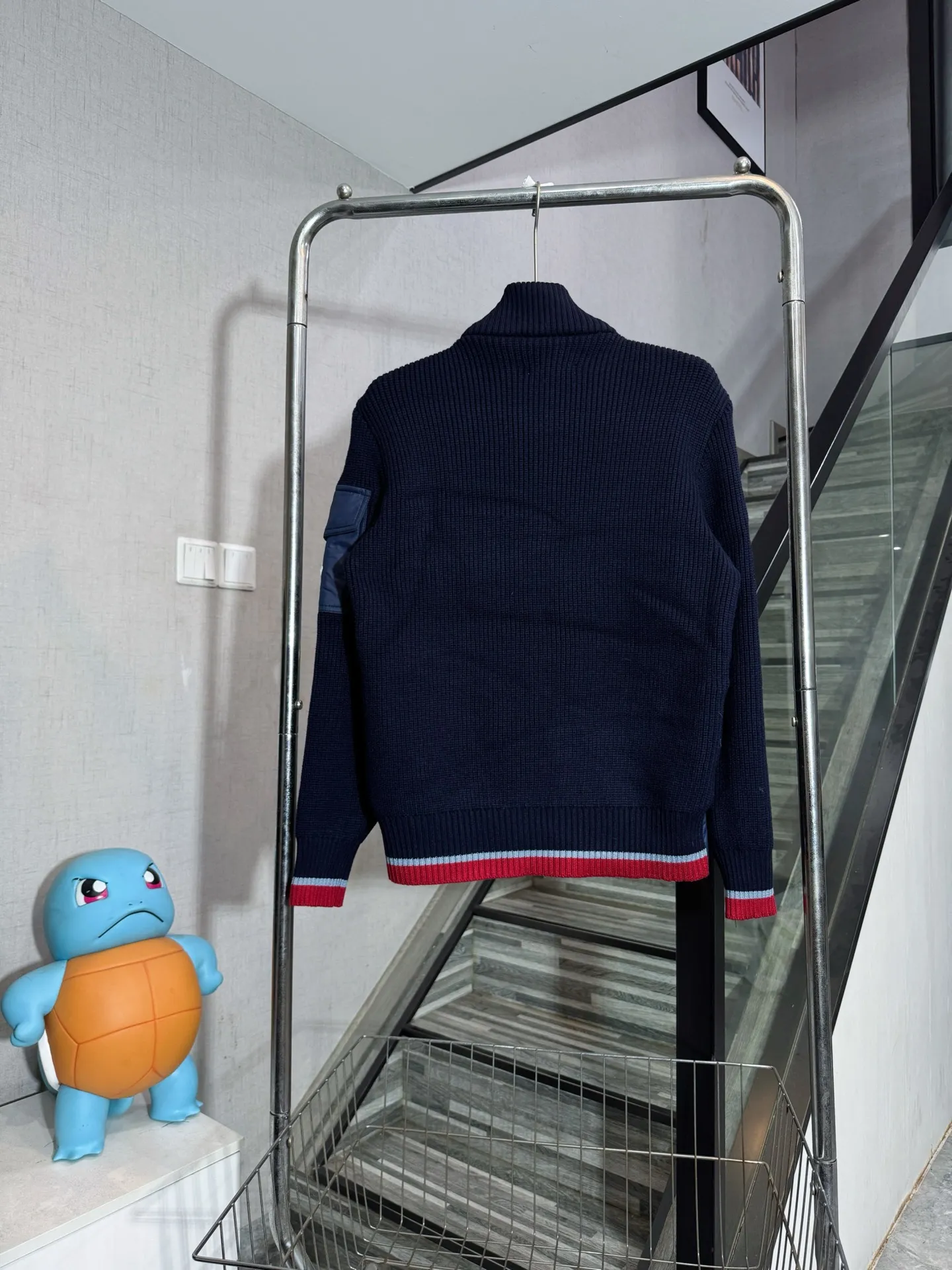 P570 model number: HE410 Moncler-Mongolian knitted stitching stand collar down jacket The fabric is made of spliced knitted polyester windproof fabric, and the knitting on the back of the arms is made of mixed wool yarn. The upper body is comfortable and warm, and has excellent windproof effect in winter. The filling inside is made of 50 white duck down, which has a very high fluffiness. The arms are sewn with custom-made original mask badges and red jacquard contrasting colors on the collar and hem, highlighting the characteristics of the clothes. The original original label, three complete labels, and workmanship of a large factory, so you can buy it with confidence.  Color: Black/Navy Blue Size: S M L XL