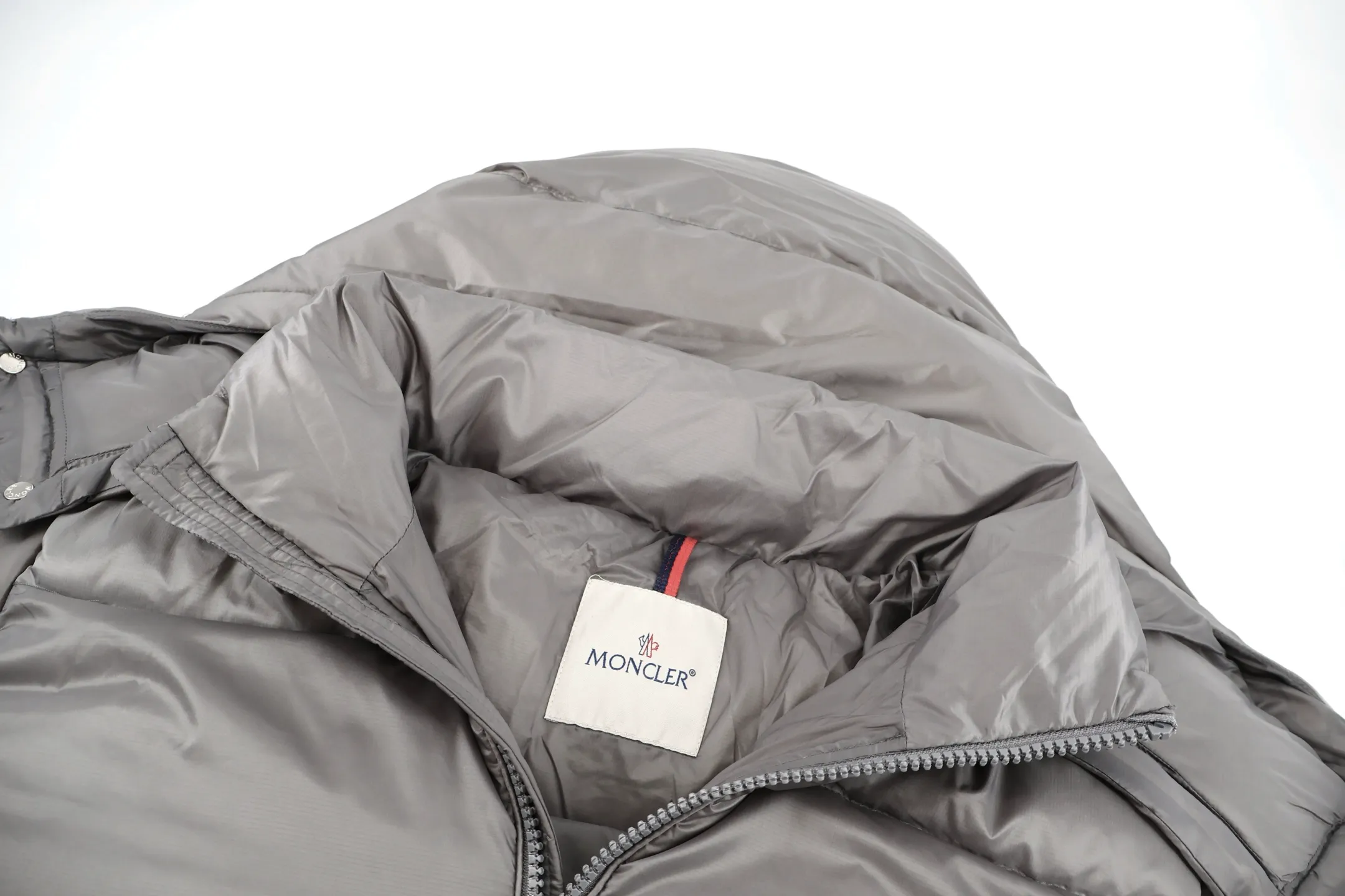 P1110 Moncler 25FW COUYERE down jacket (grey) 90% high-fill down to lock in heat, nylon fabric is wind-resistant and neat, hooded + short cut, it can not only wrap the neck with warmth, but also highlight the neat figure - gray tones are high-end and not picky. 90% high velvet down content, full fill, lightweight but with strong temperature locking ability, can wrap you up in warmth even at sub-zero temperatures; the outer nylon fabric has wind-resistant properties, is delicate to the touch and durable, and can resist splashing and abrasion in daily life; the thickness of the plush is suitable for deep winter, the hood is soft and non-pressurizing on the inside, and the cuffs are designed to lock in warmth and prevent wind. Size:1-2-3-4-5